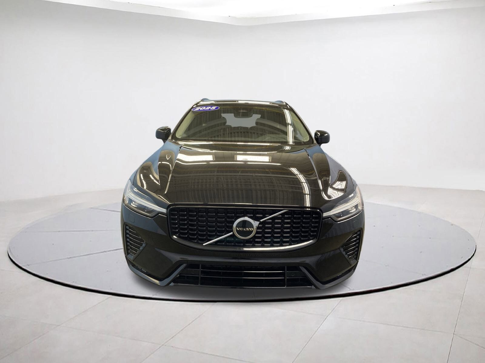 2025 Volvo XC60 Core photo 2