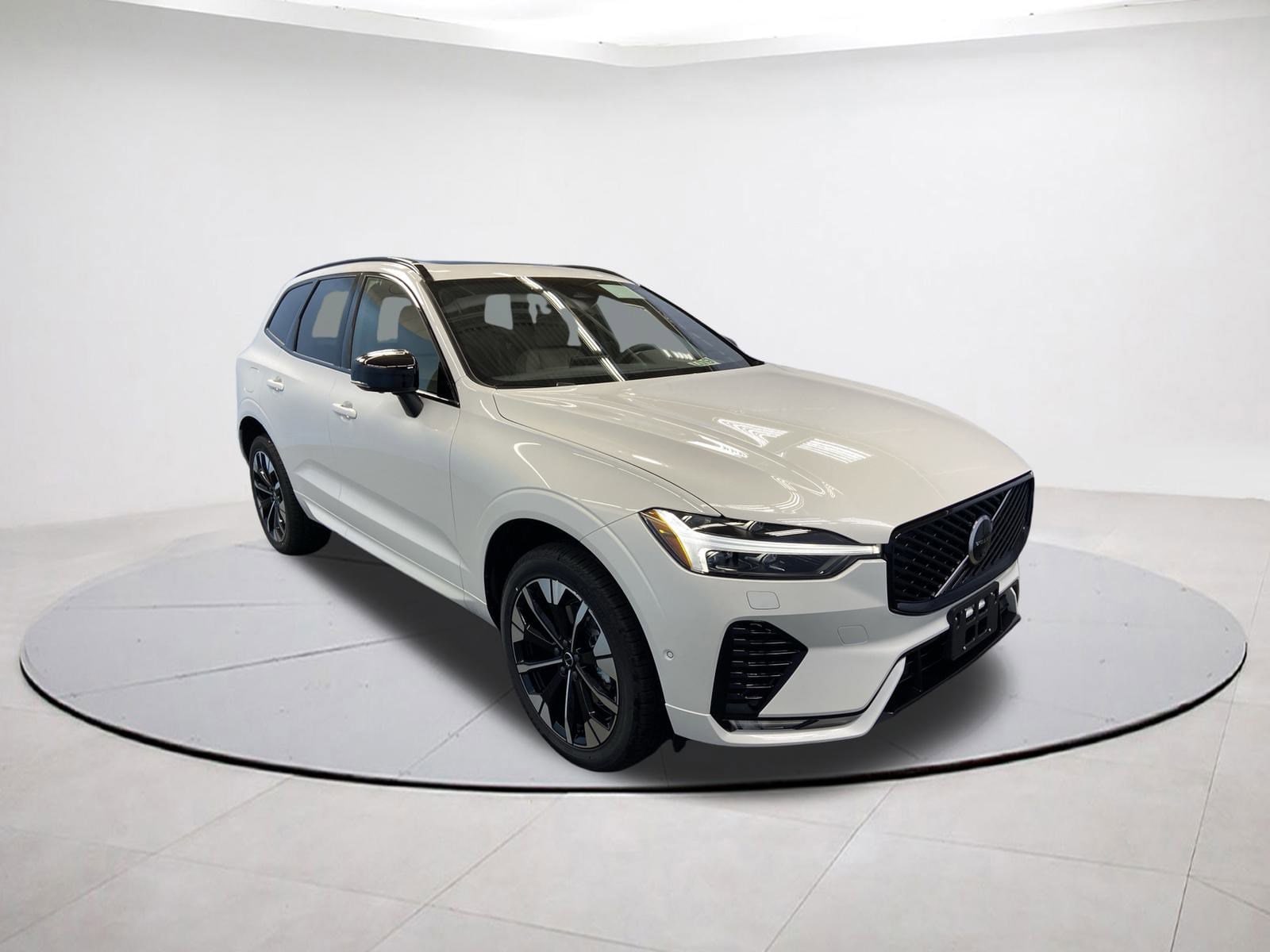 2026 Volvo XC60 Plus's photo