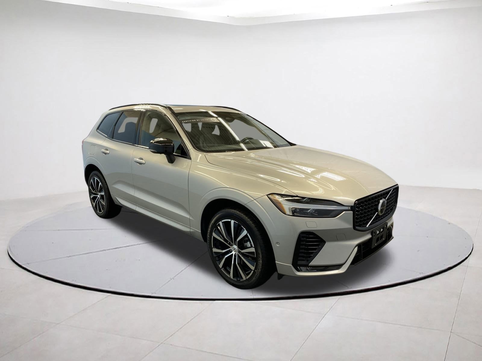 2025 Volvo XC60 Plus's photo