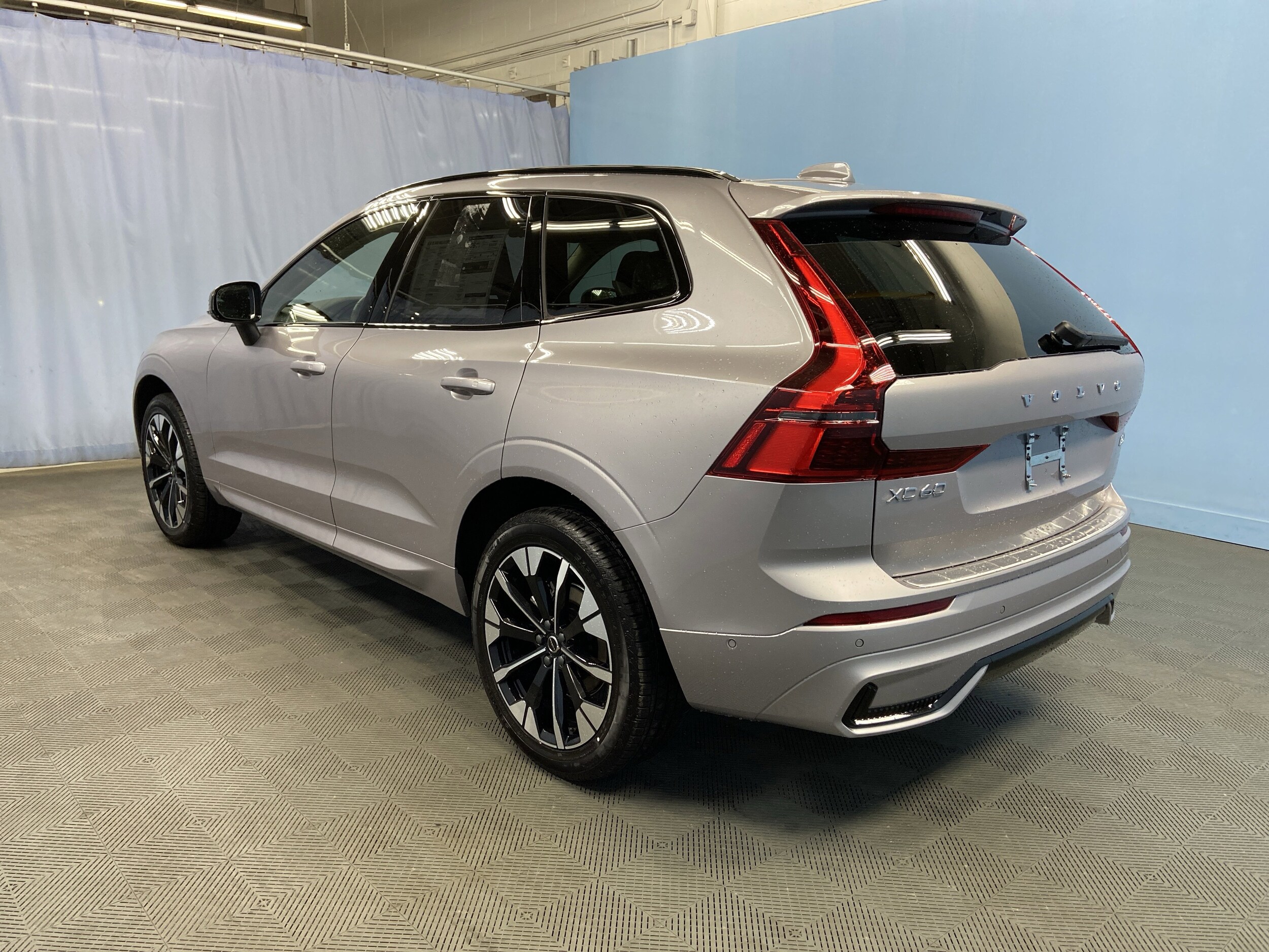 2026 Volvo XC60 B5 Plus photo 4