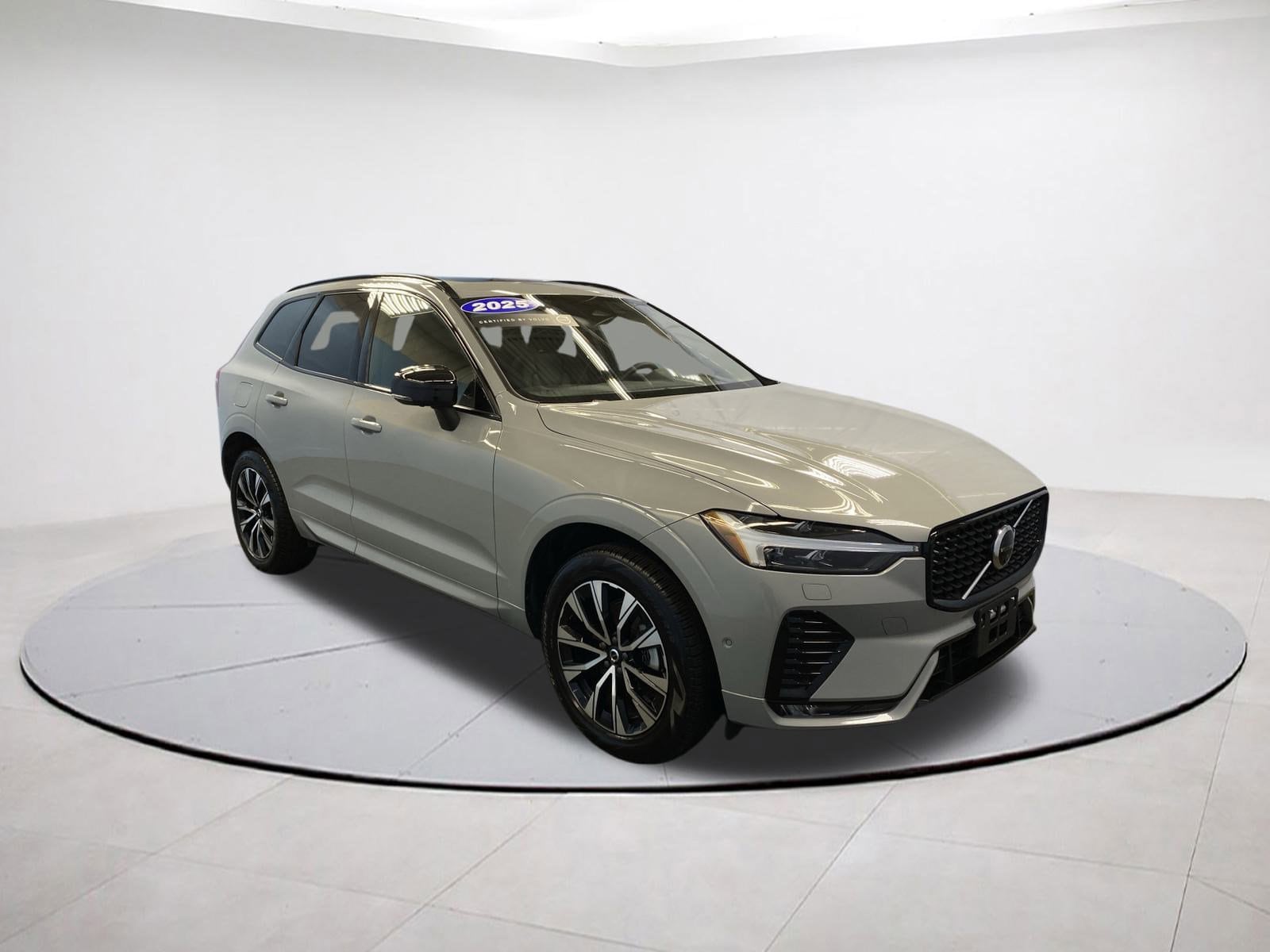 2025 Volvo XC60 Plus's photo