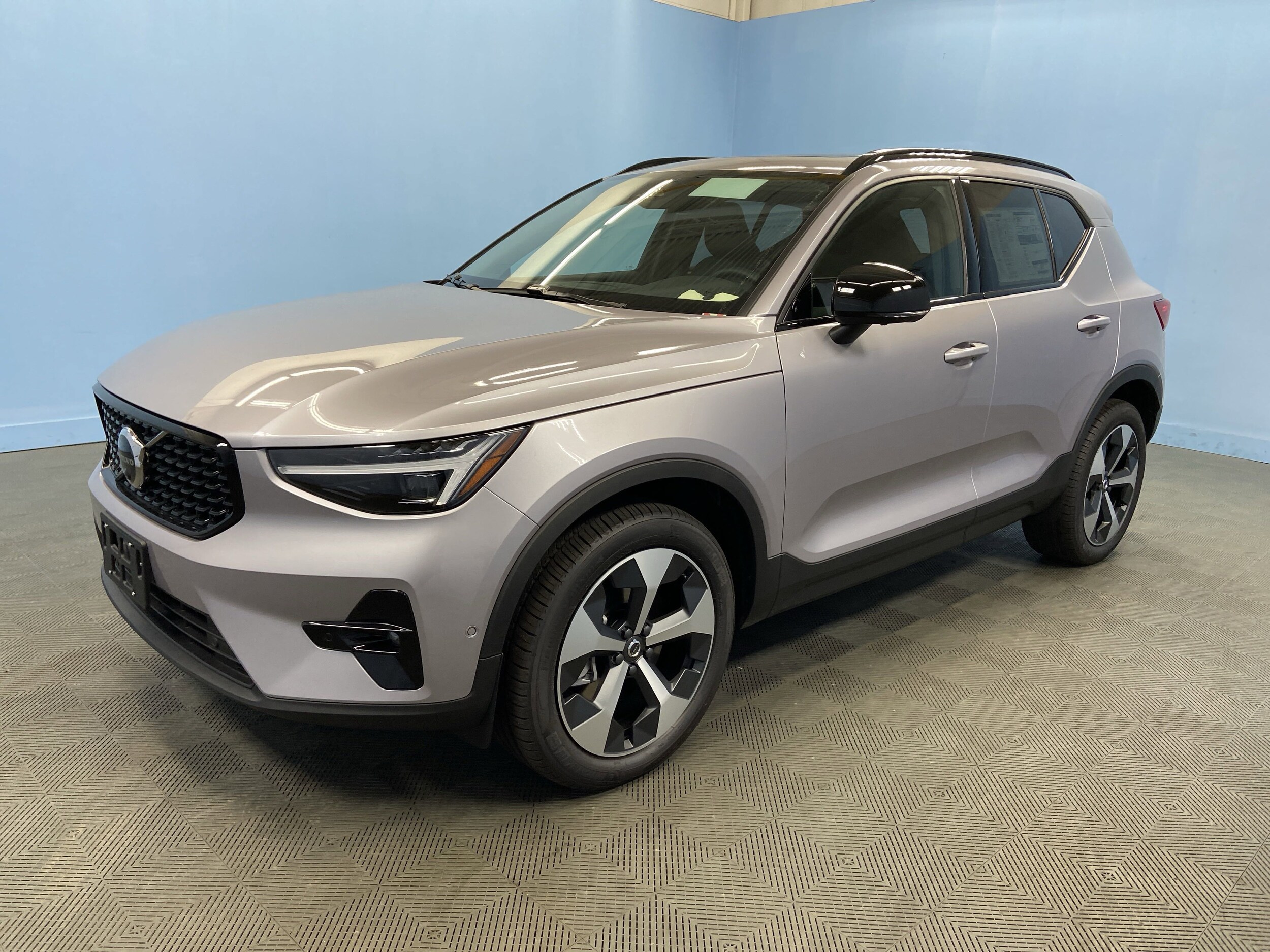 2026 Volvo XC40 Plus photo 3