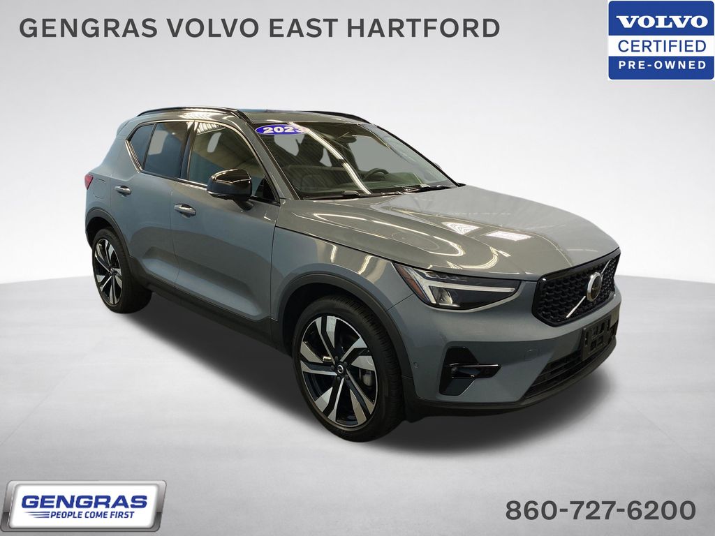 2023 Volvo XC40 B5 Plus Dark AWD's photo