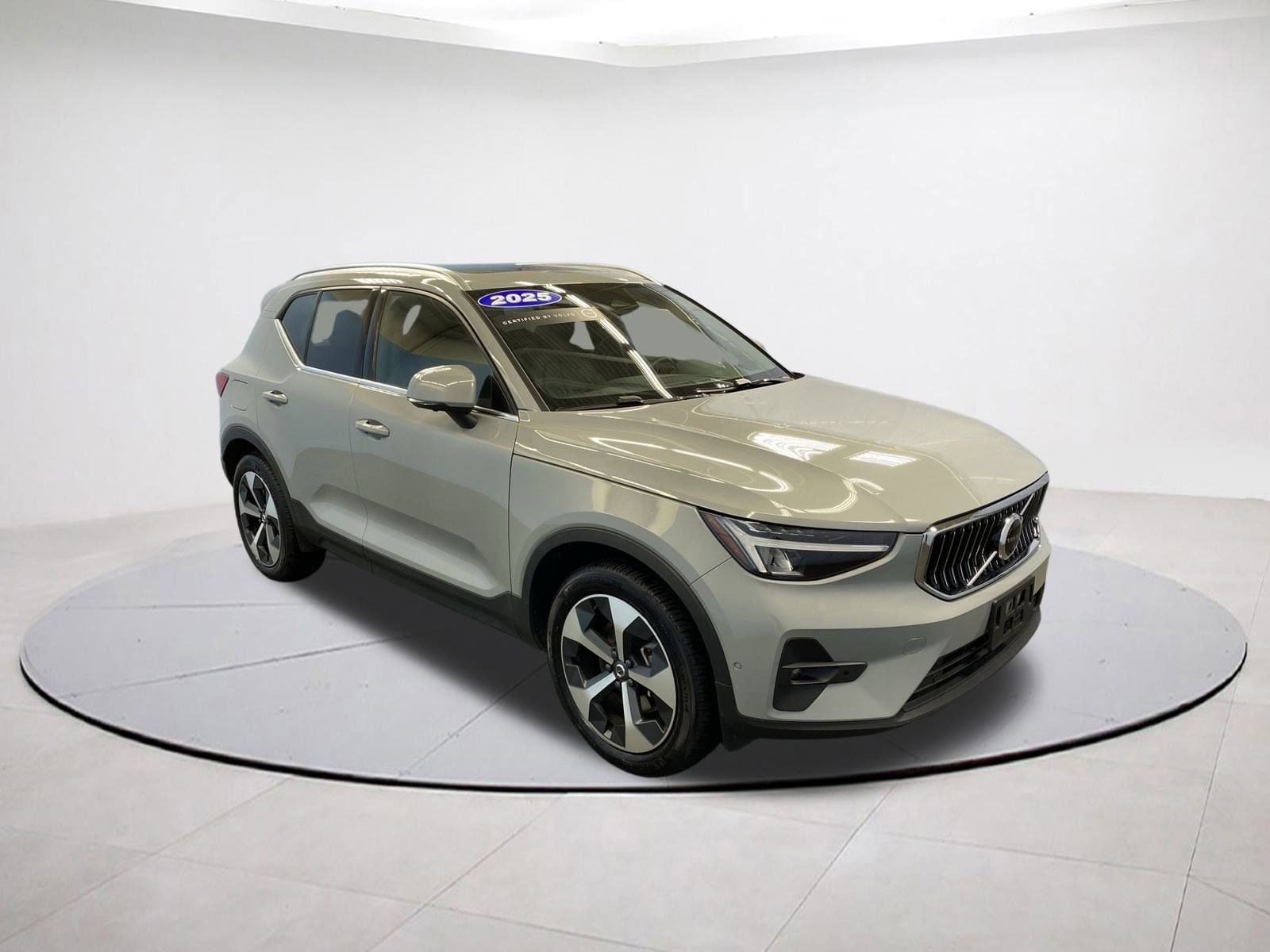 2025 Volvo XC40 Plus's photo