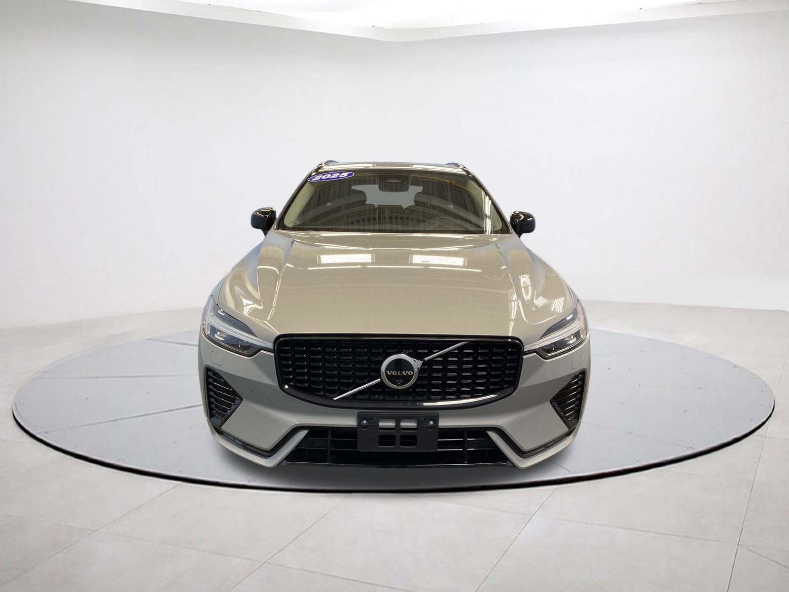 2025 Volvo XC60 Plus photo 2