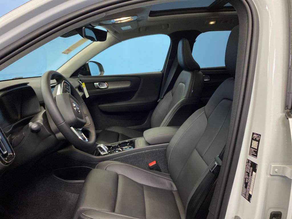 2026 Volvo XC40 Plus - Photo 10