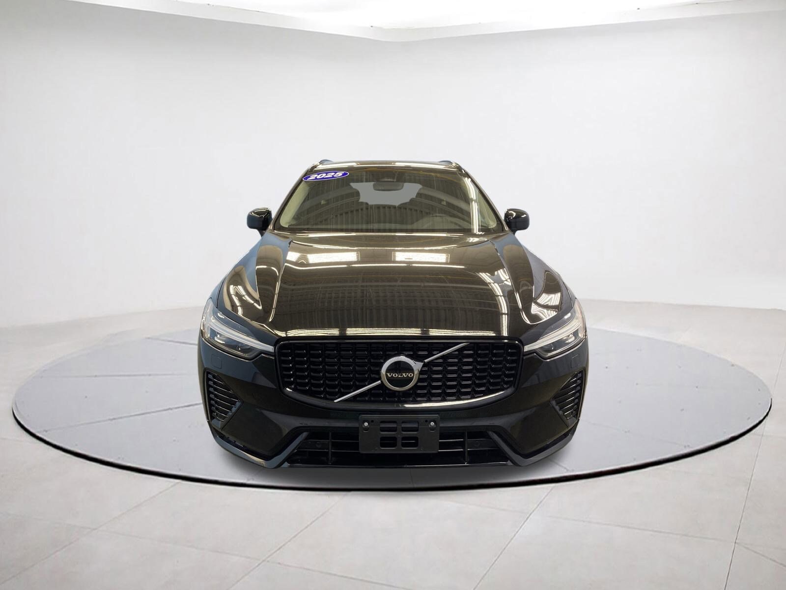 2025 Volvo XC60 Core photo 2