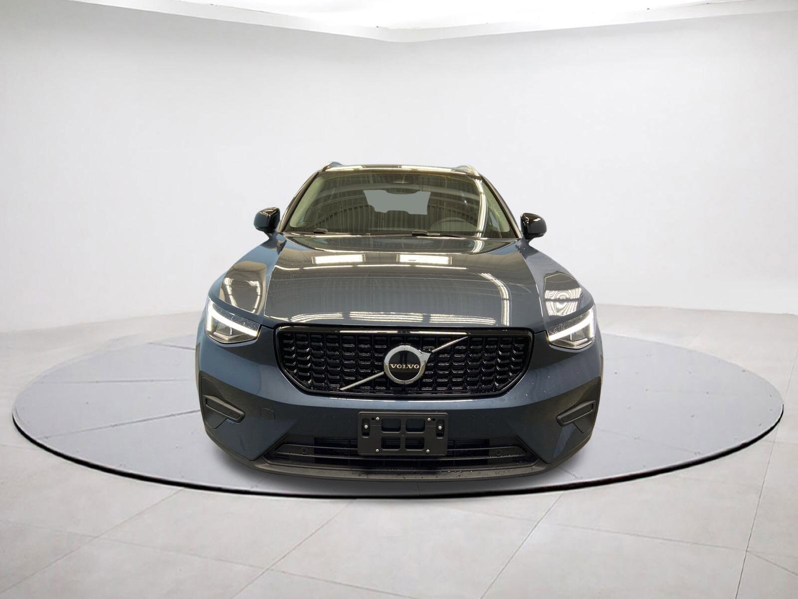 2026 Volvo XC40 Core photo 2