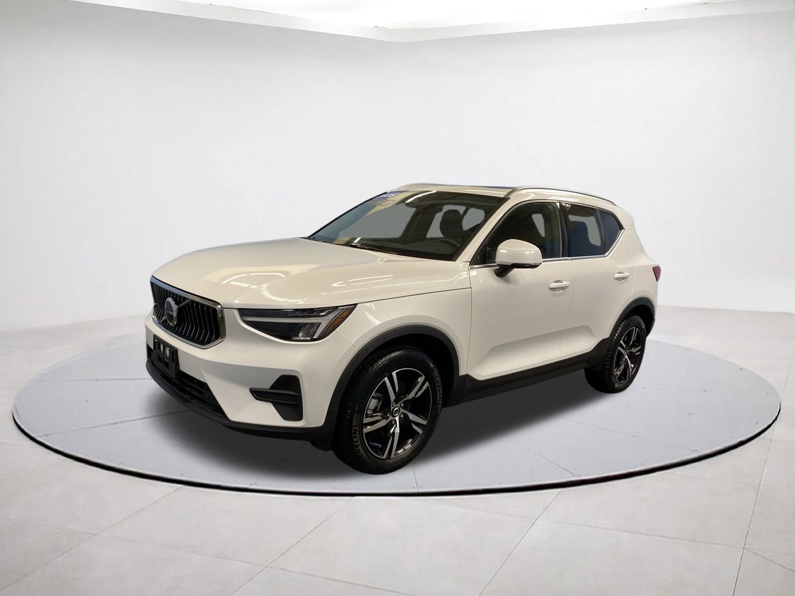 2025 Volvo XC40 Core photo 3