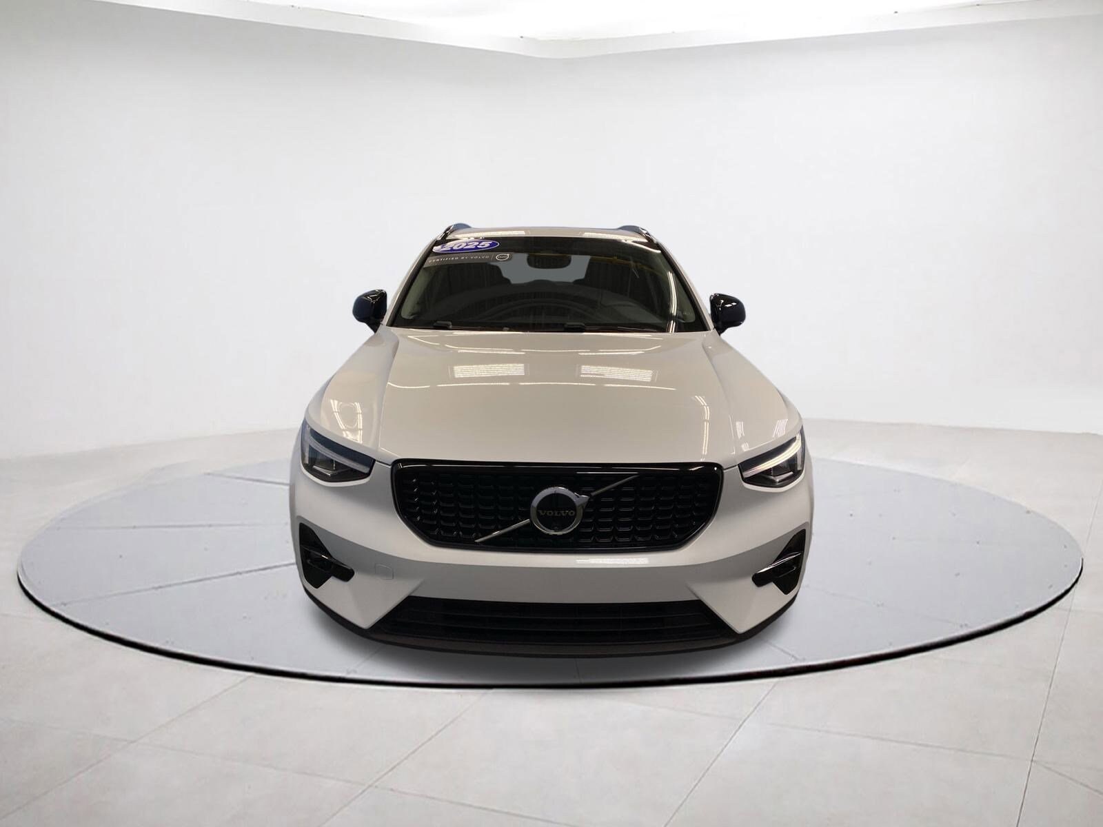 2025 Volvo XC40 Plus photo 2