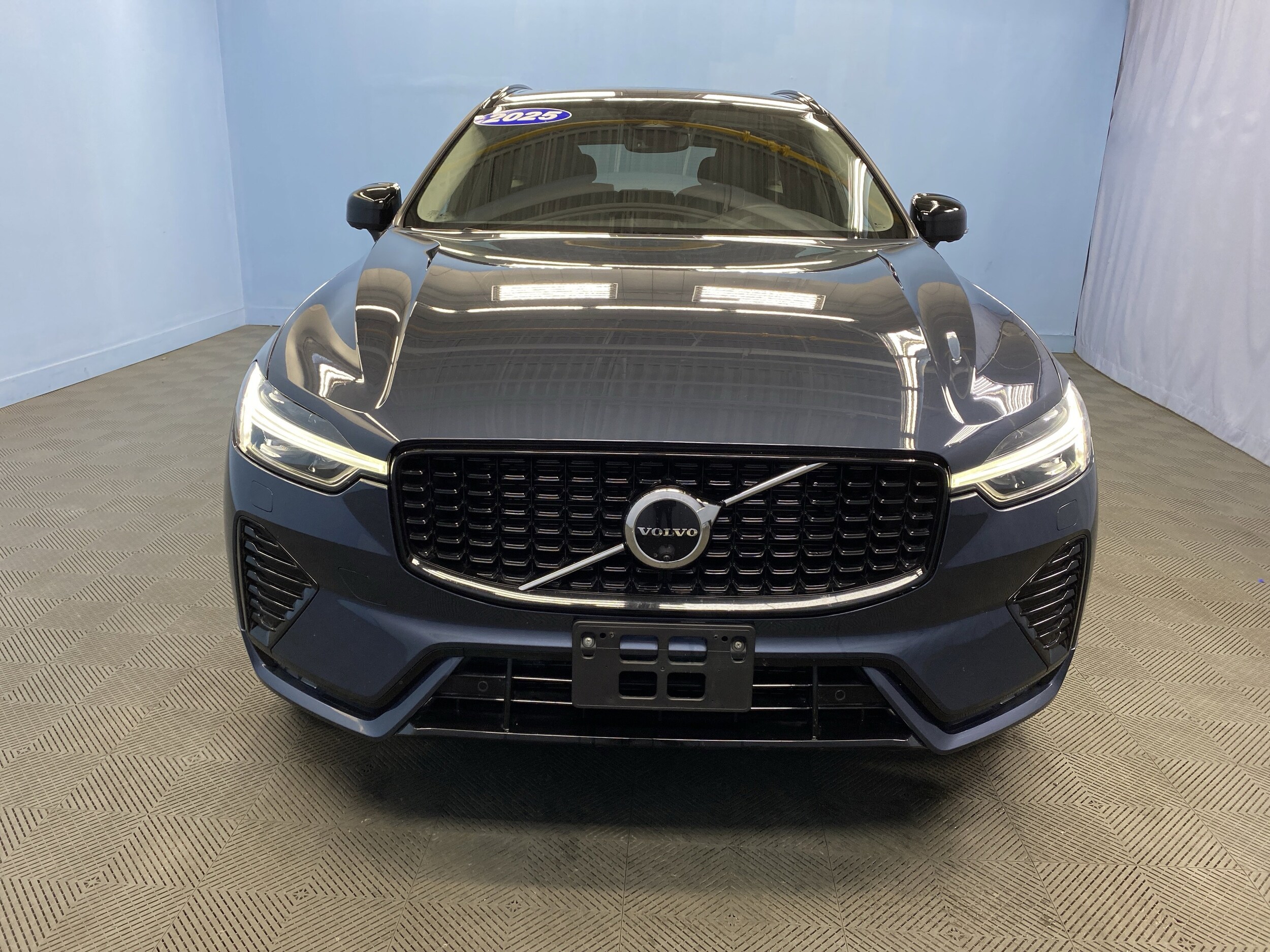 2025 Volvo XC60 Plus photo 2