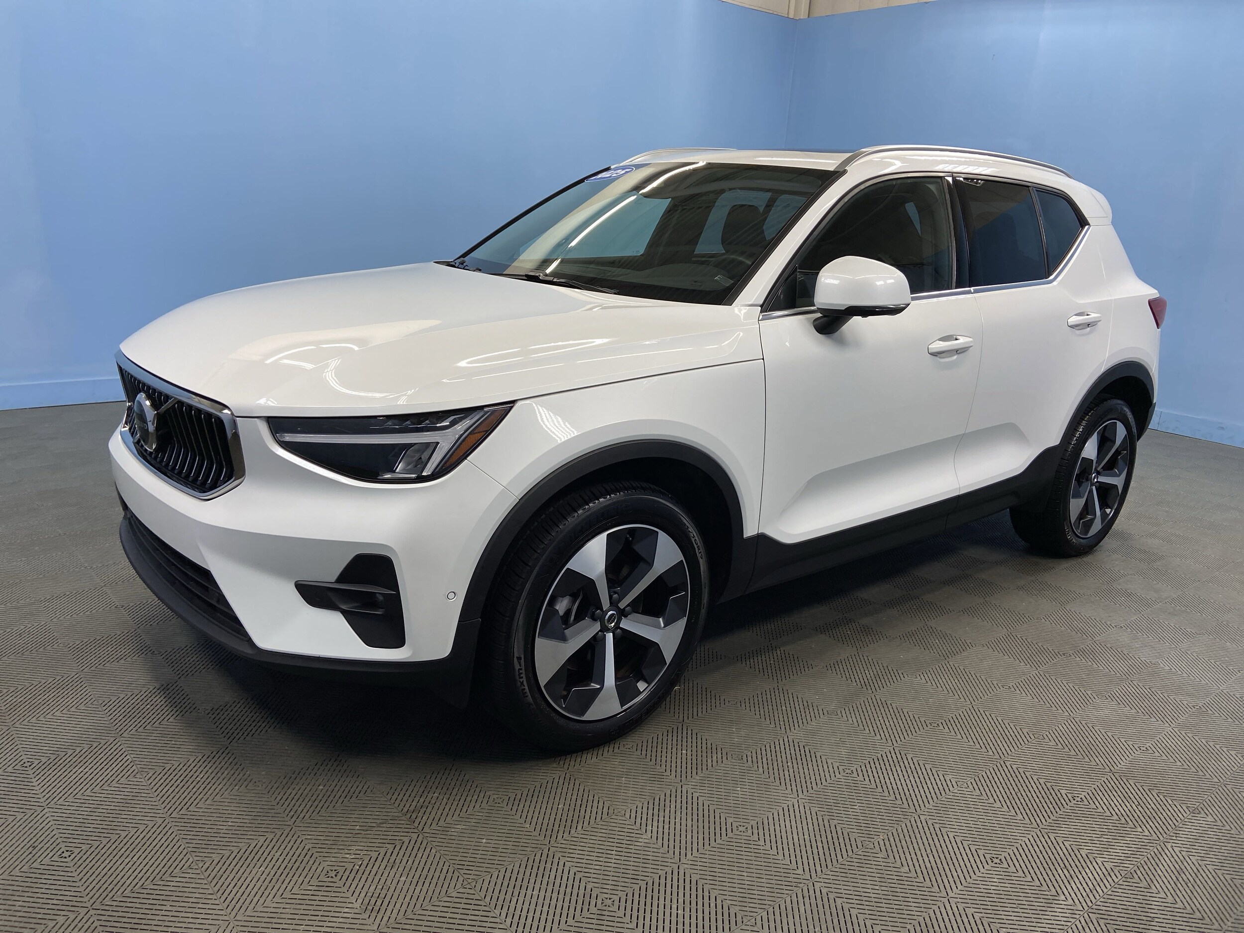 2025 Volvo XC40 Plus photo 2