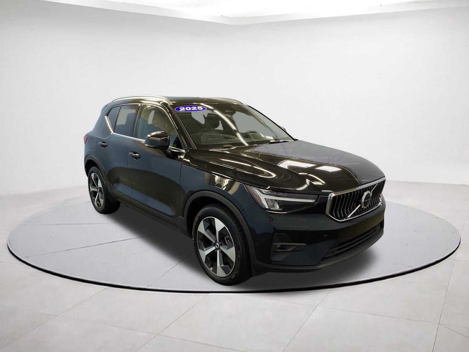2025 Volvo XC40 SUV 