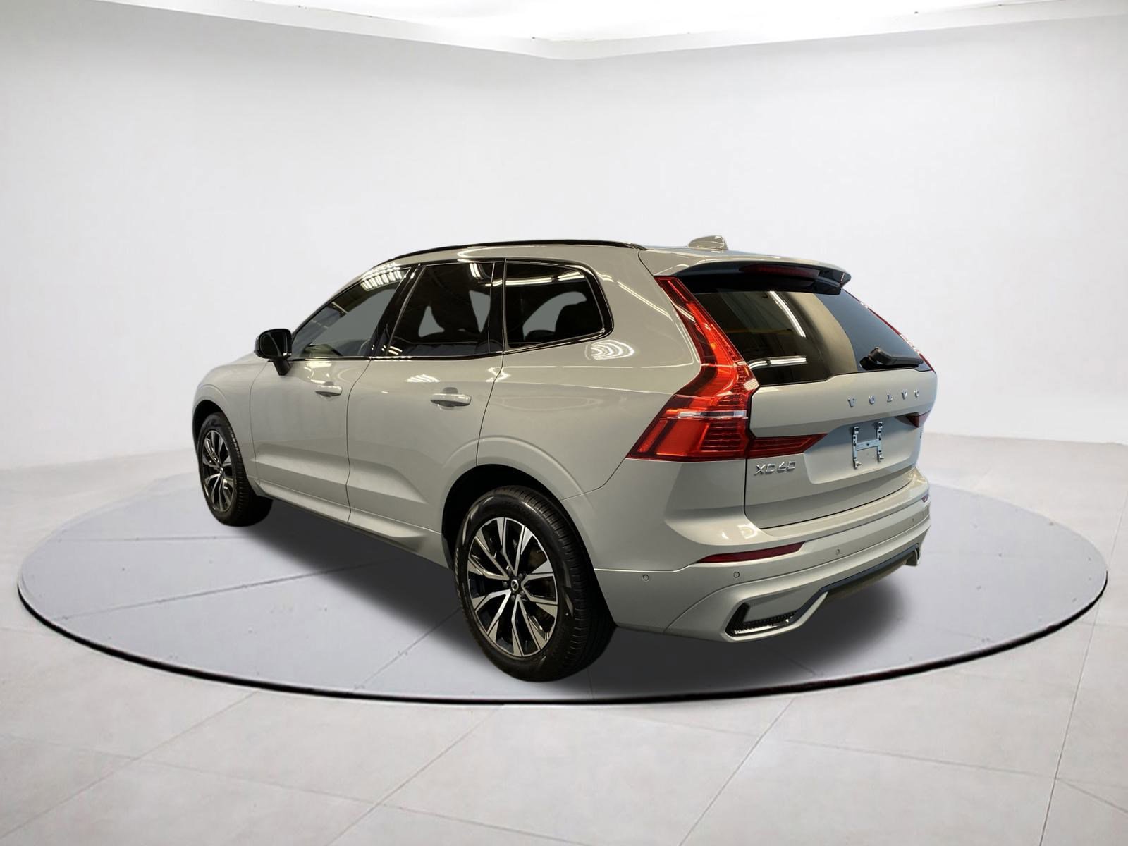 2025 Volvo XC60 Plus photo 4