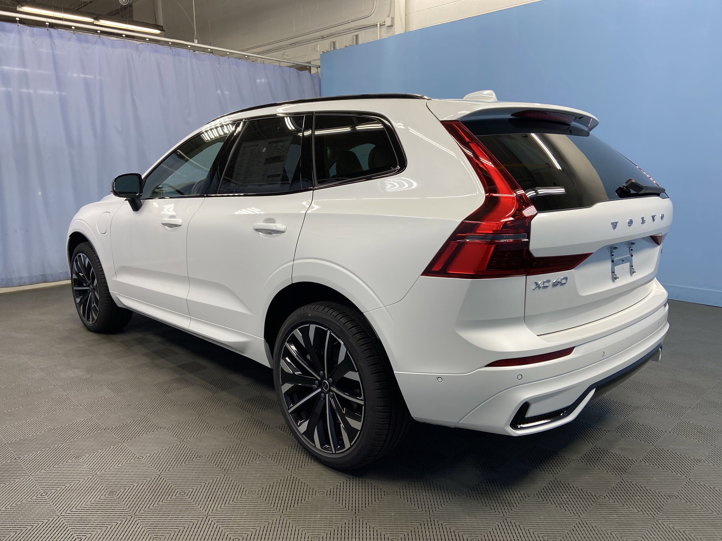 2026 Volvo XC60 Hybrid T8 photo 4
