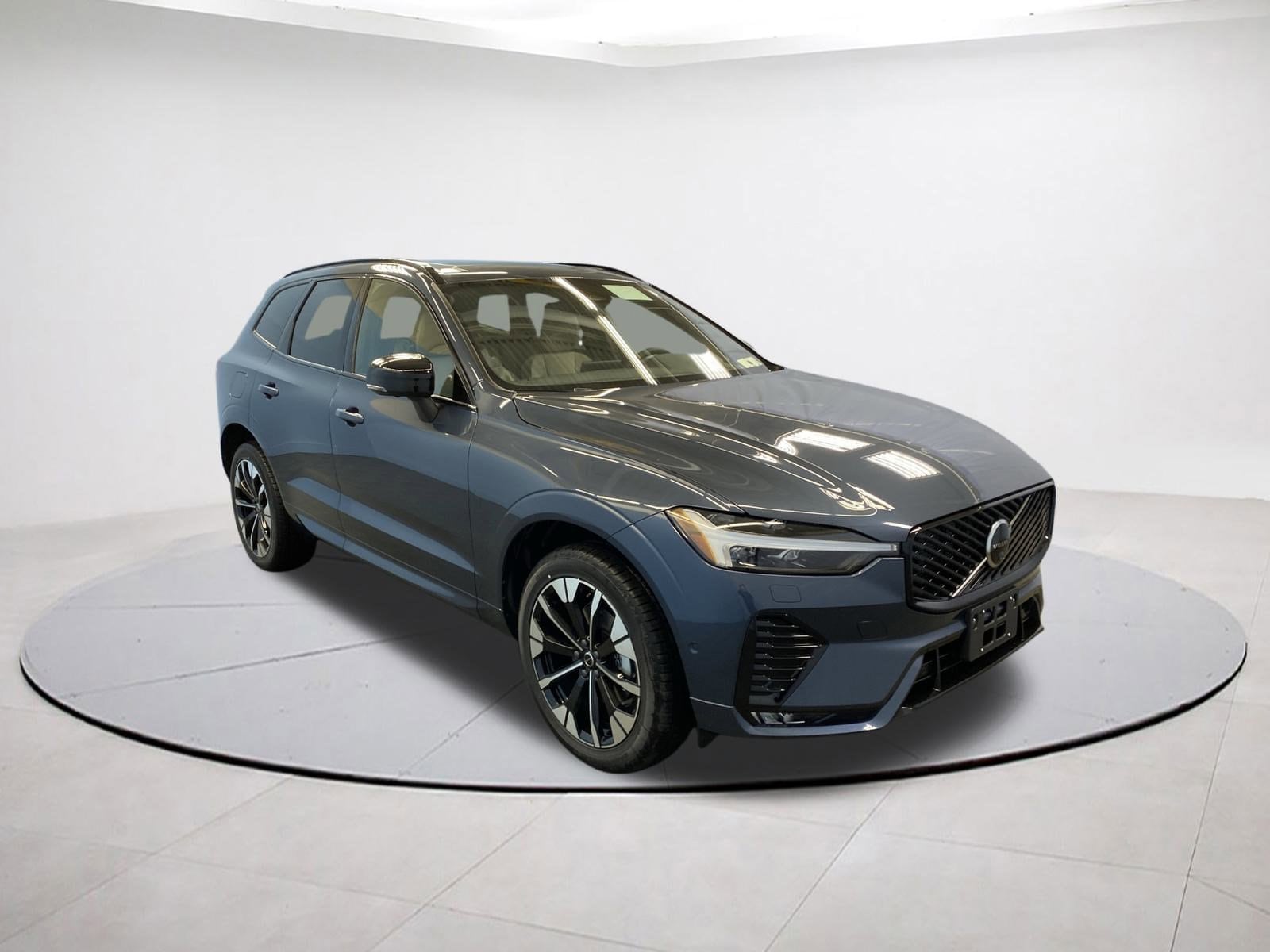 2026 Volvo XC60 Plus's photo