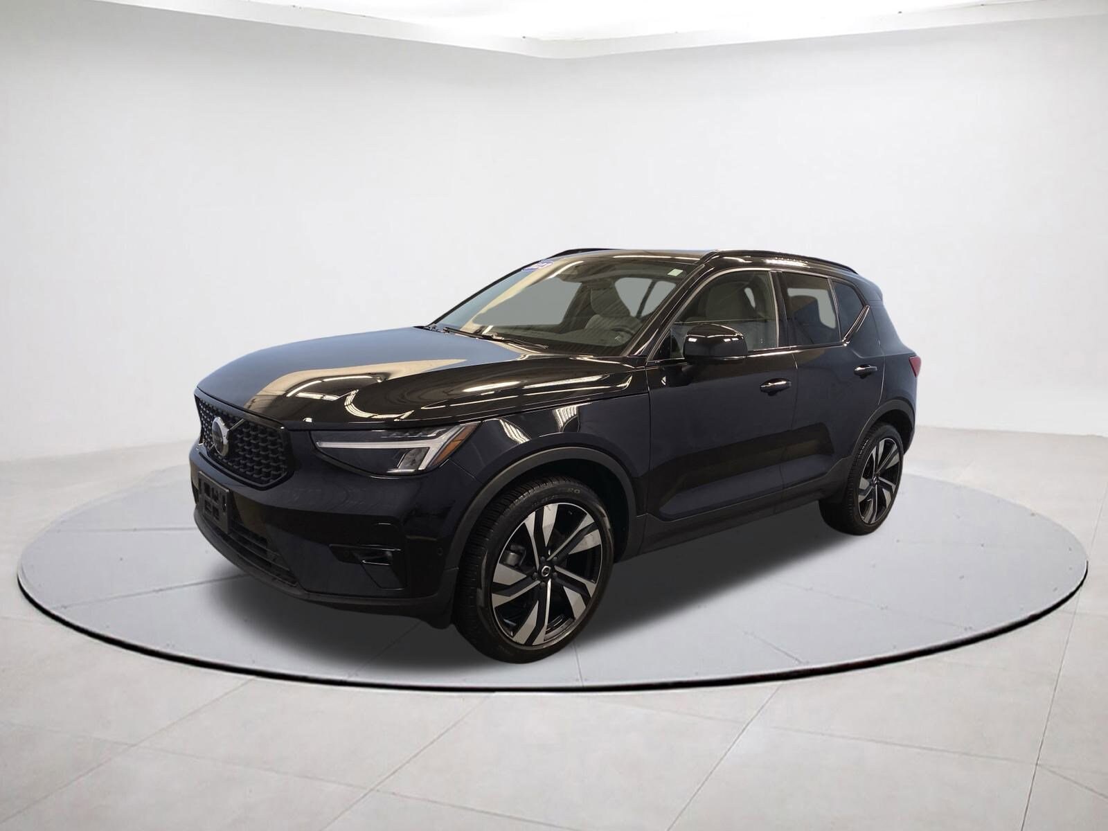 2023 Volvo XC40 Plus photo 2