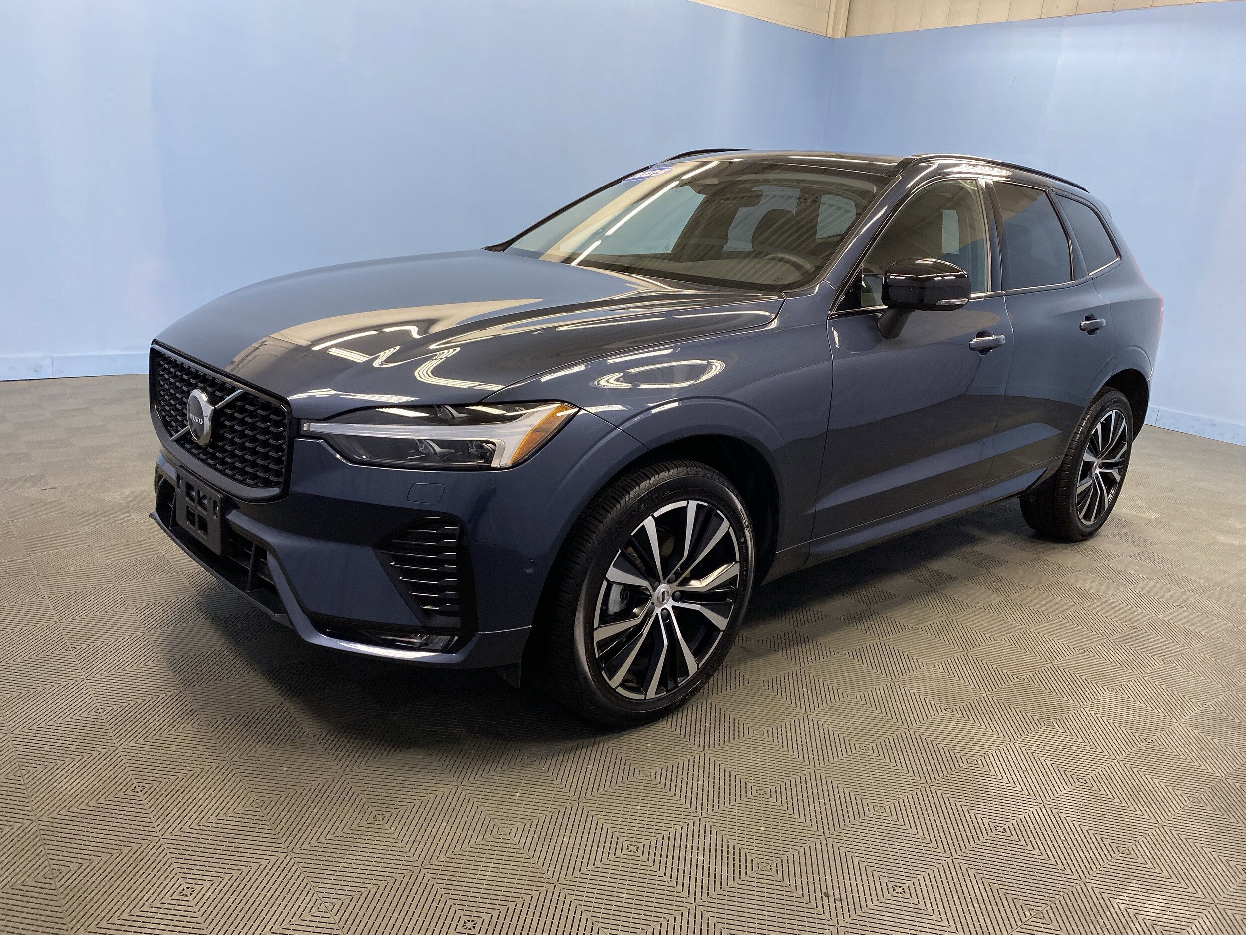 2025 Volvo XC60 Plus photo 3