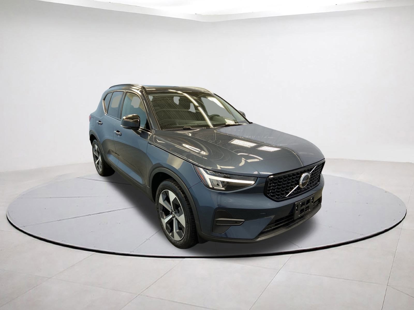 2026 Volvo XC40 Core's photo