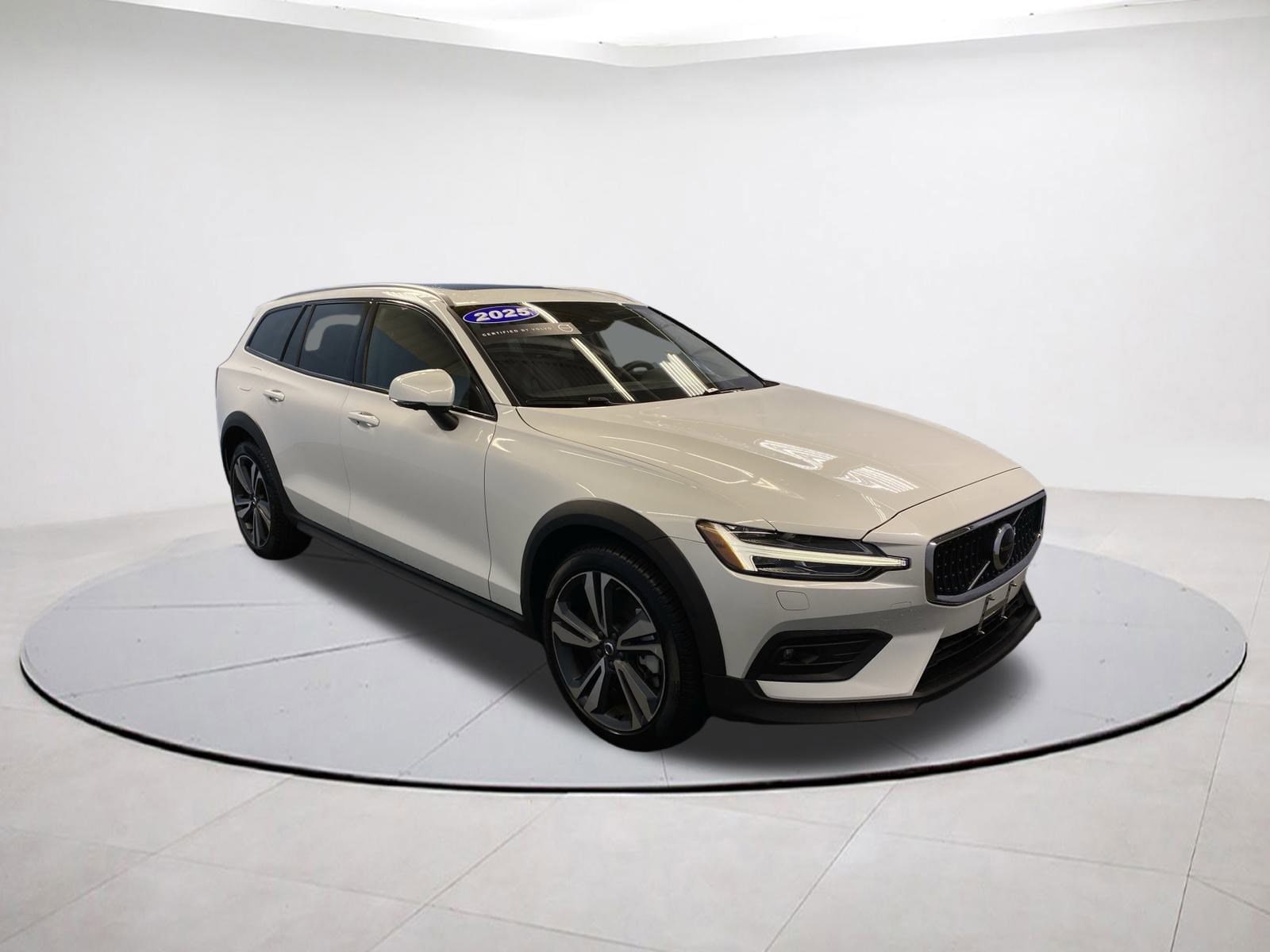 2025 Volvo V60 Cross Country Plus's photo