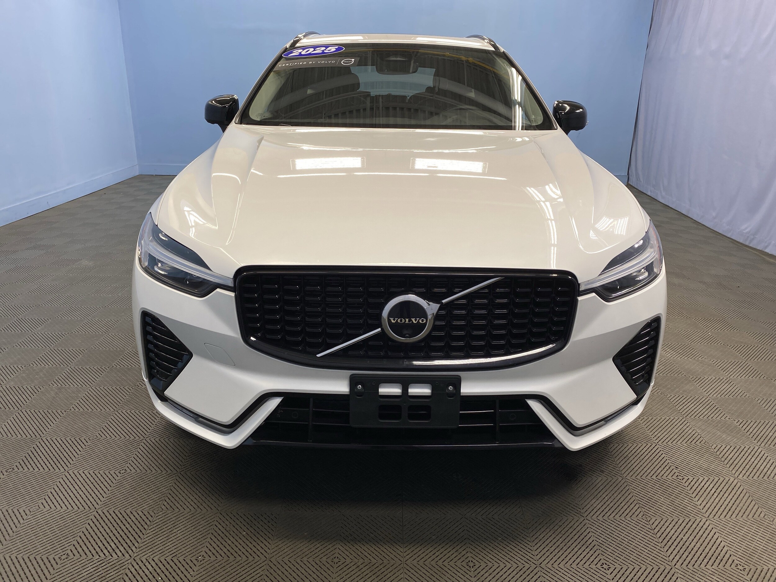 2025 Volvo XC60 Plus photo 2