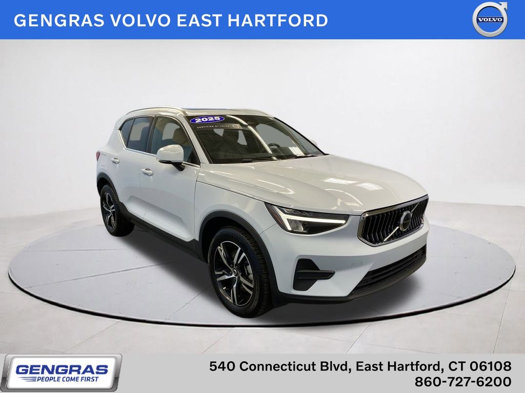 2025 Volvo XC40 SUV 