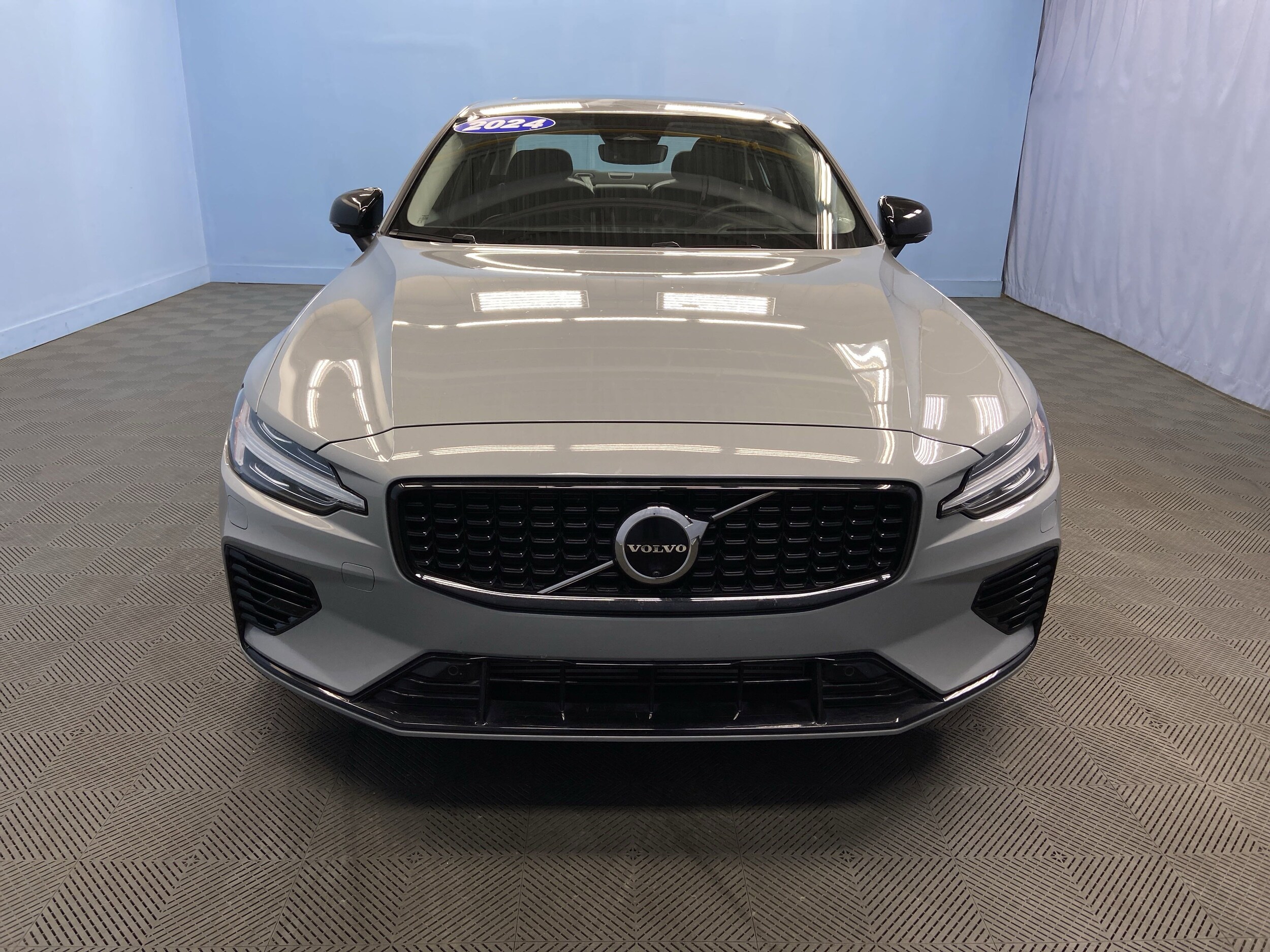 2024 Volvo S60 Ultimate photo 2
