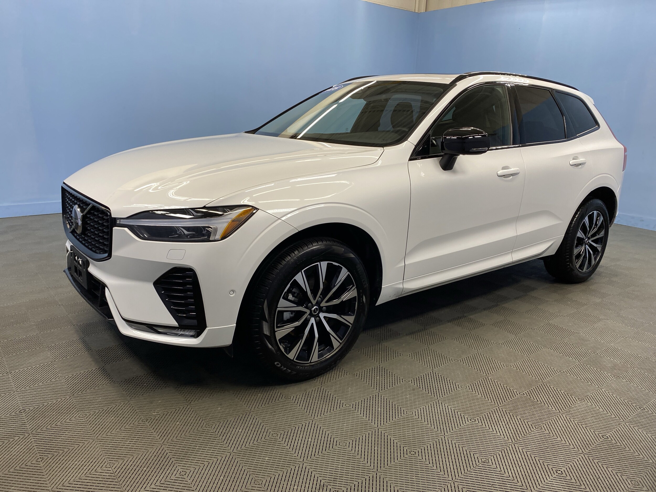 2025 Volvo XC60 Plus photo 3