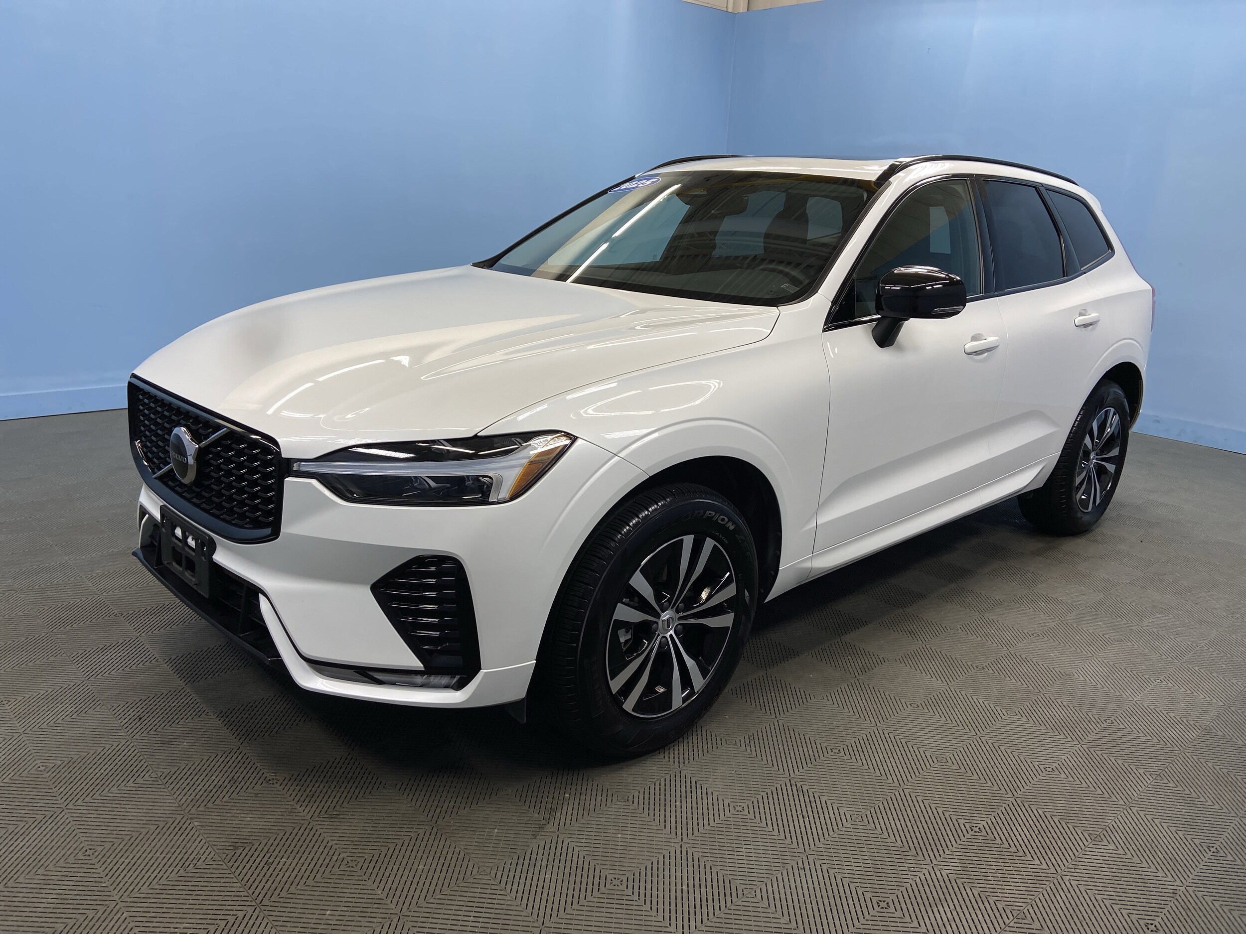 2025 Volvo XC60 Core photo 3
