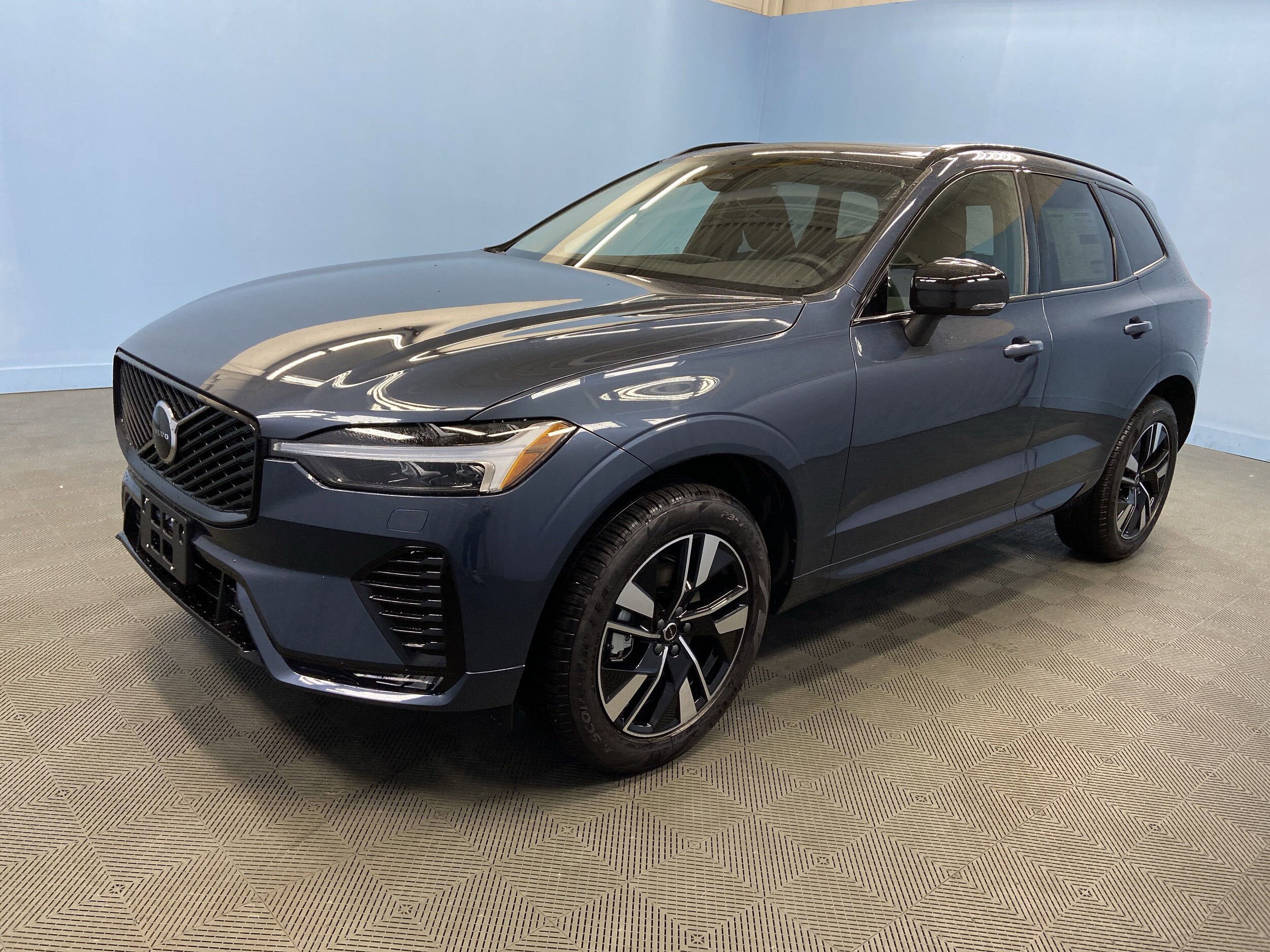 2026 Volvo XC60 B5 Core photo 3