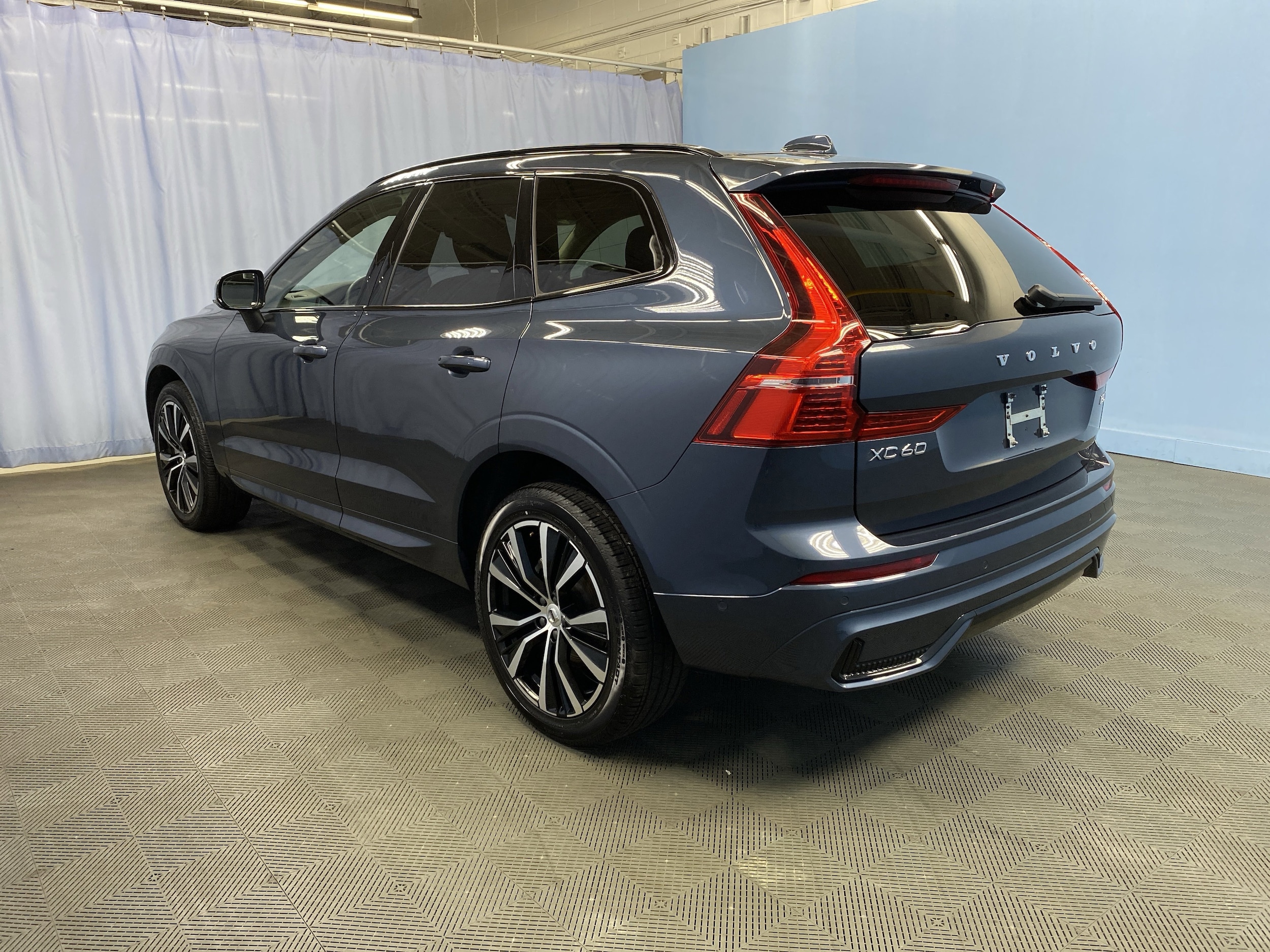 2025 Volvo XC60 Plus photo 4