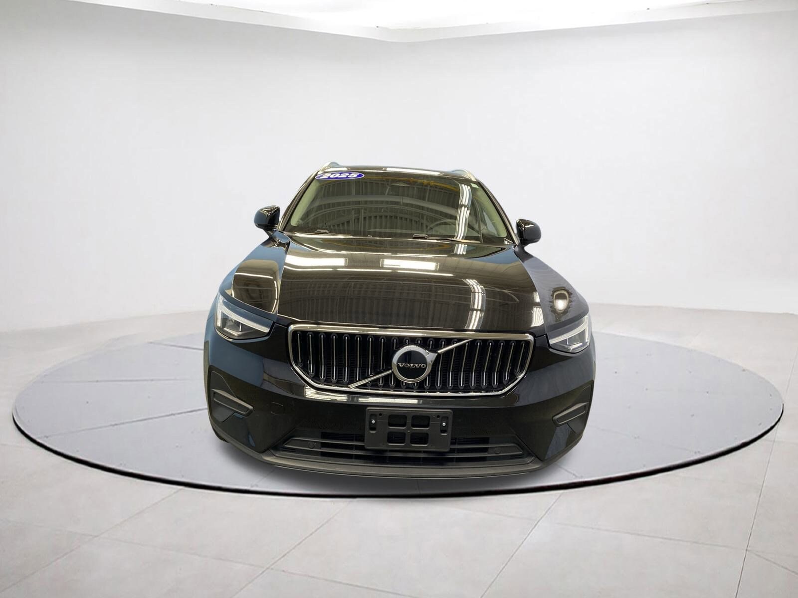 2025 Volvo XC40 Core photo 2