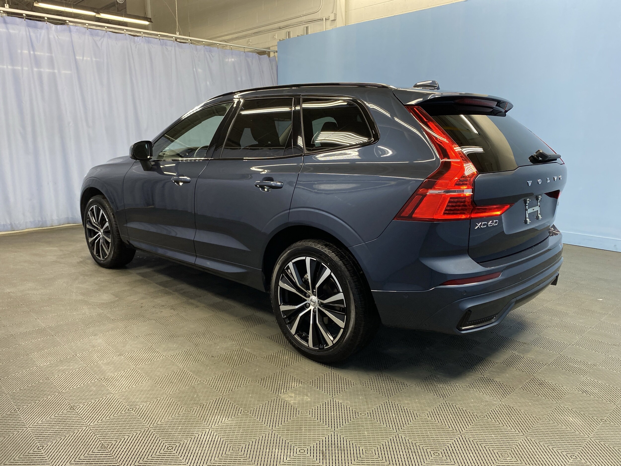 2025 Volvo XC60 Plus photo 3