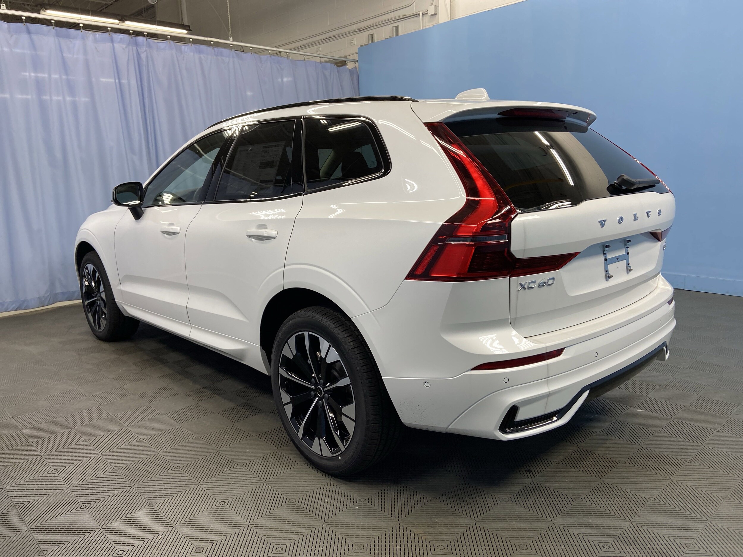 2026 Volvo XC60 B5 Plus photo 3