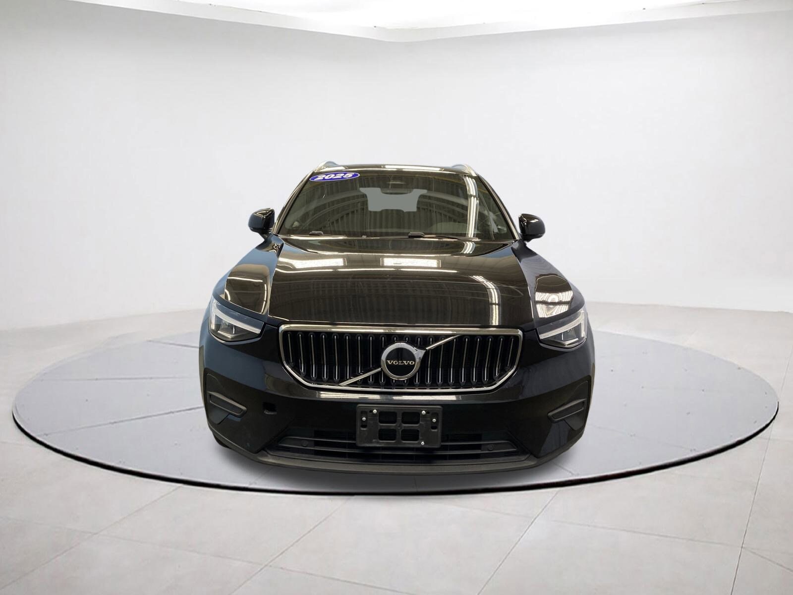2025 Volvo XC40 Core photo 2