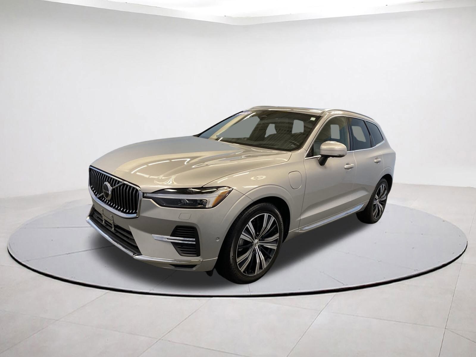 2022 Volvo XC60 Recharge Hybrid Inscription photo 3
