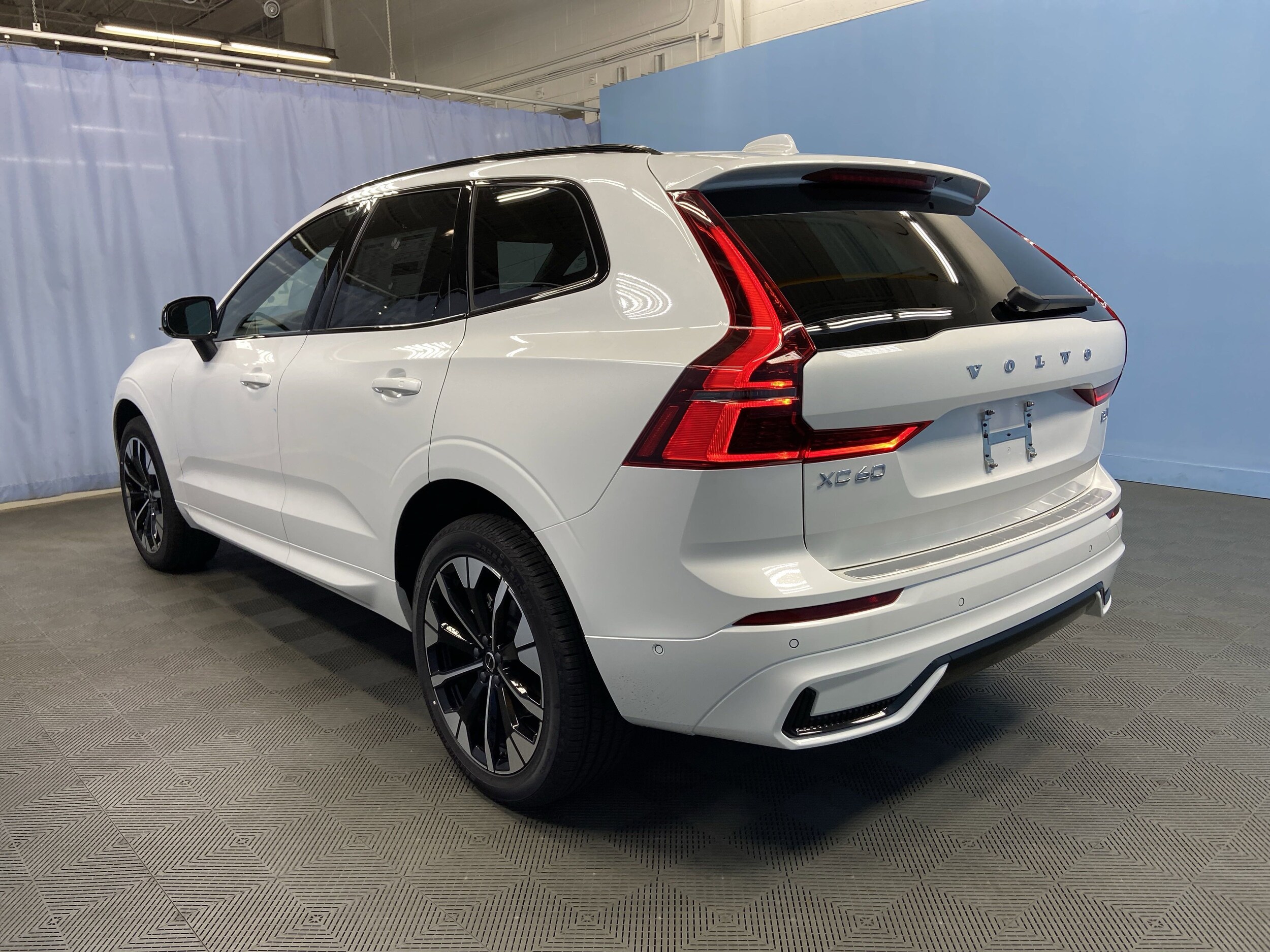 2026 Volvo XC60 B5 Plus photo 4
