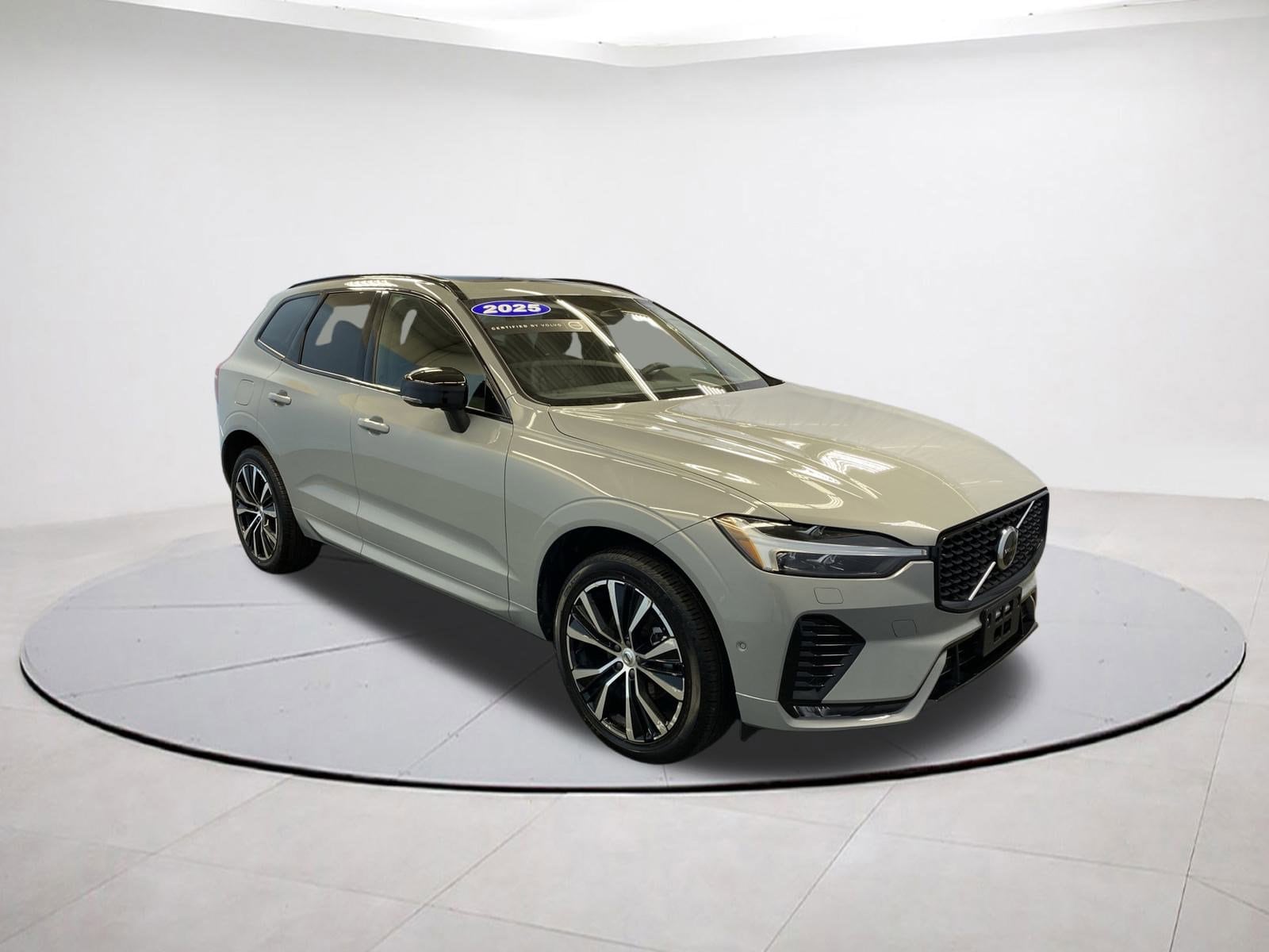 2025 Volvo XC60 Plus's photo