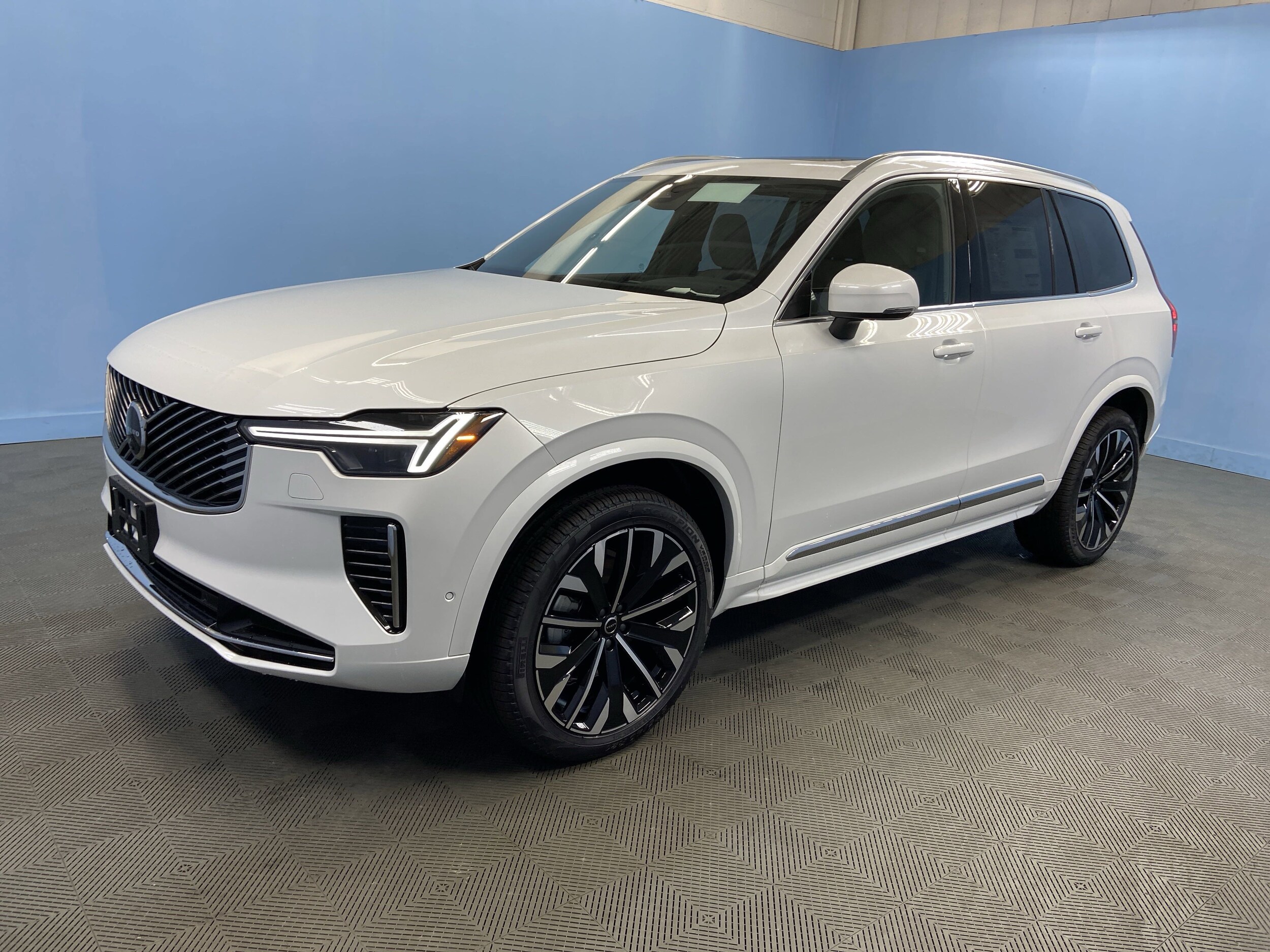 2026 Volvo XC90 Plus photo 3