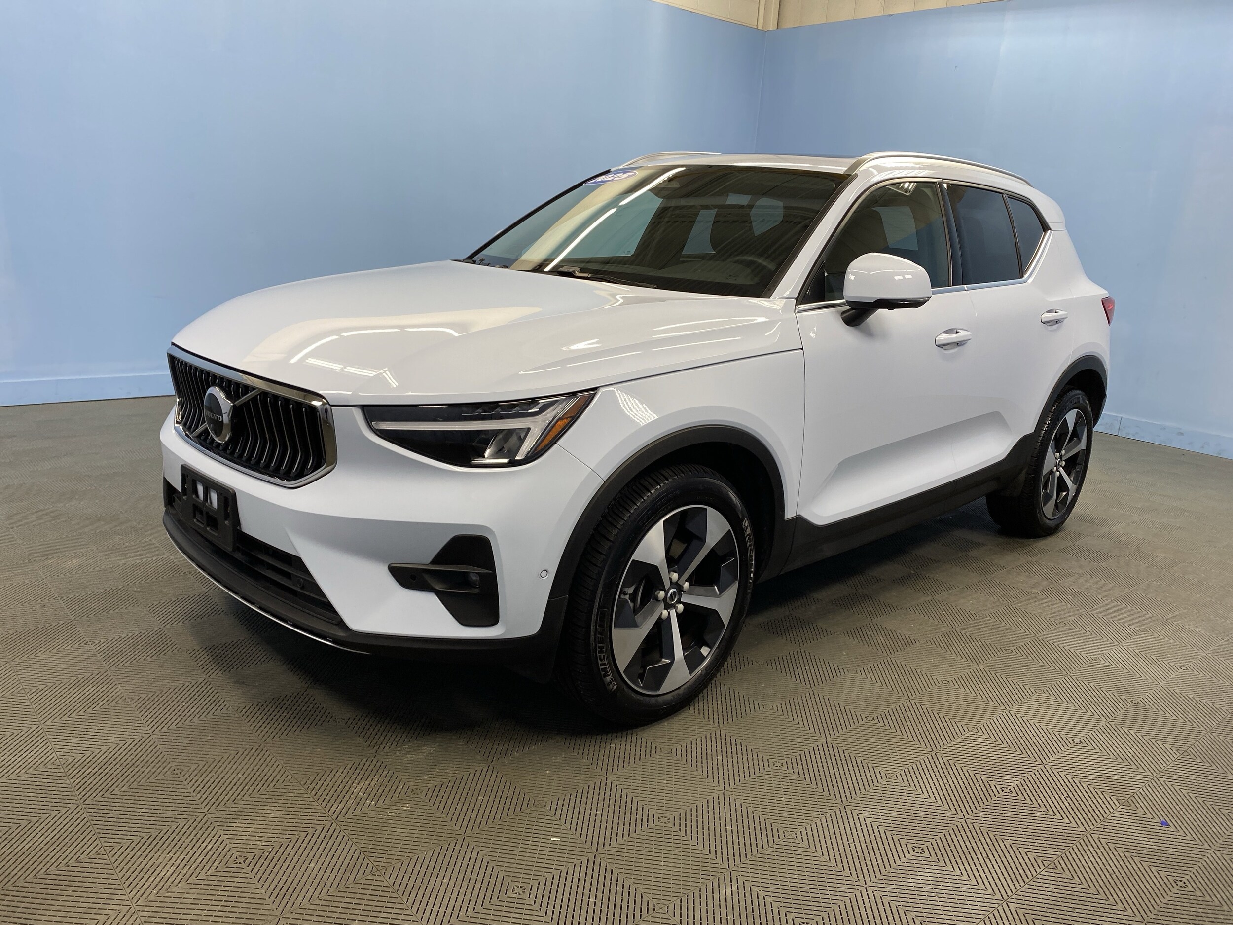 2025 Volvo XC40 Plus photo 2