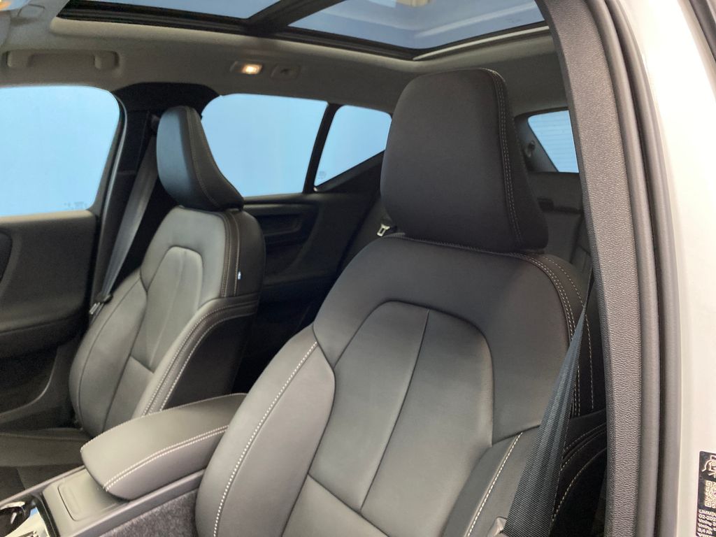 2026 Volvo XC40 Plus - Photo 9