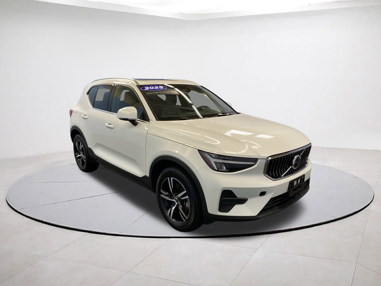 2025 Volvo XC40 Core's photo