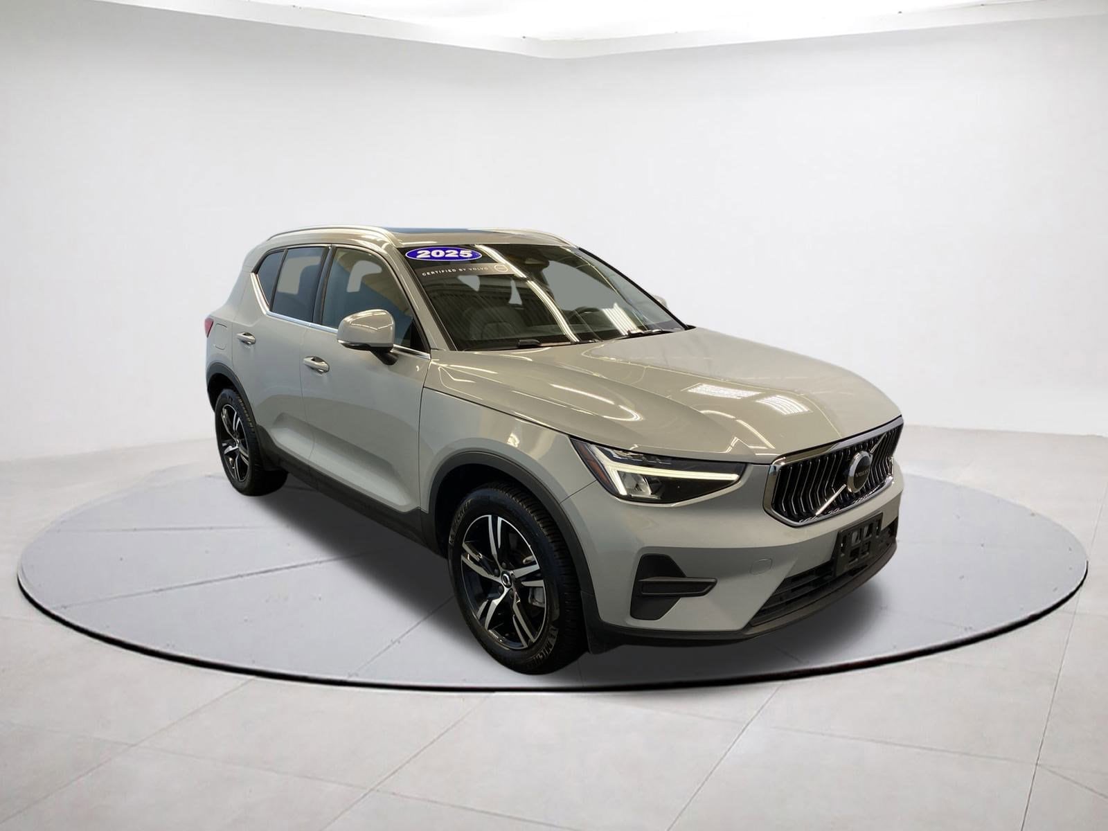 2025 Volvo XC40 SUV 