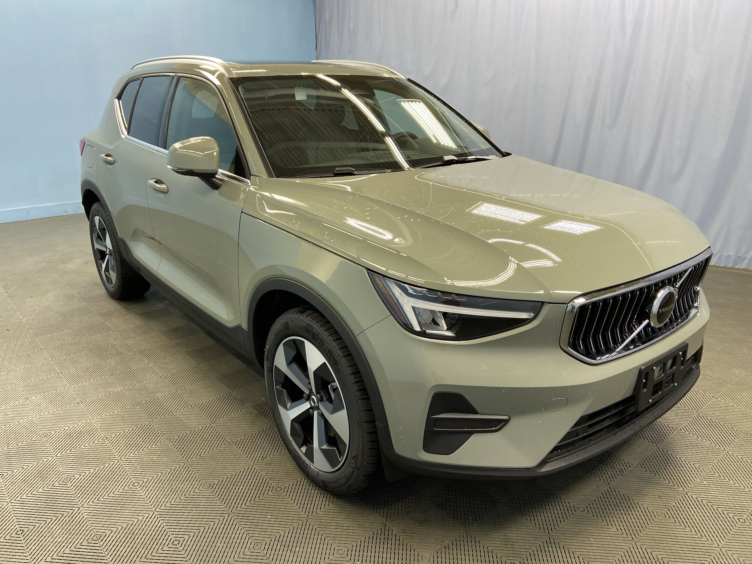 2025 Volvo XC40 SUV 