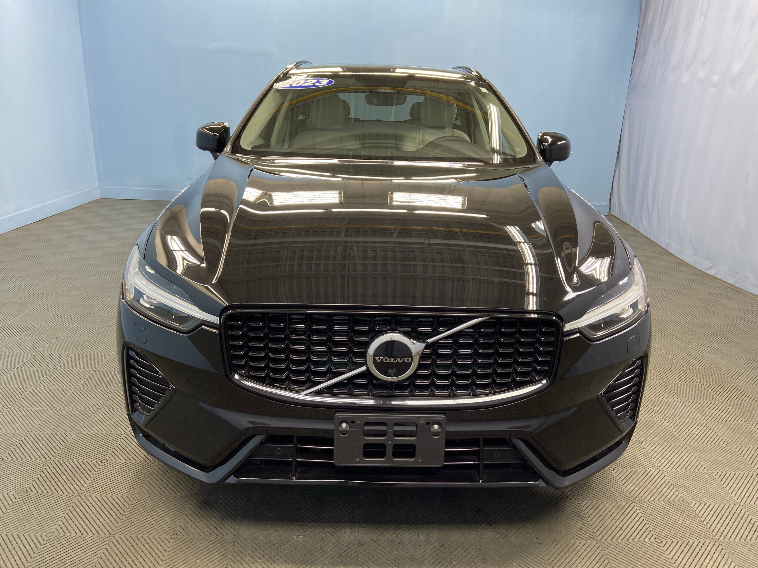 2023 Volvo XC60 Plus photo 2