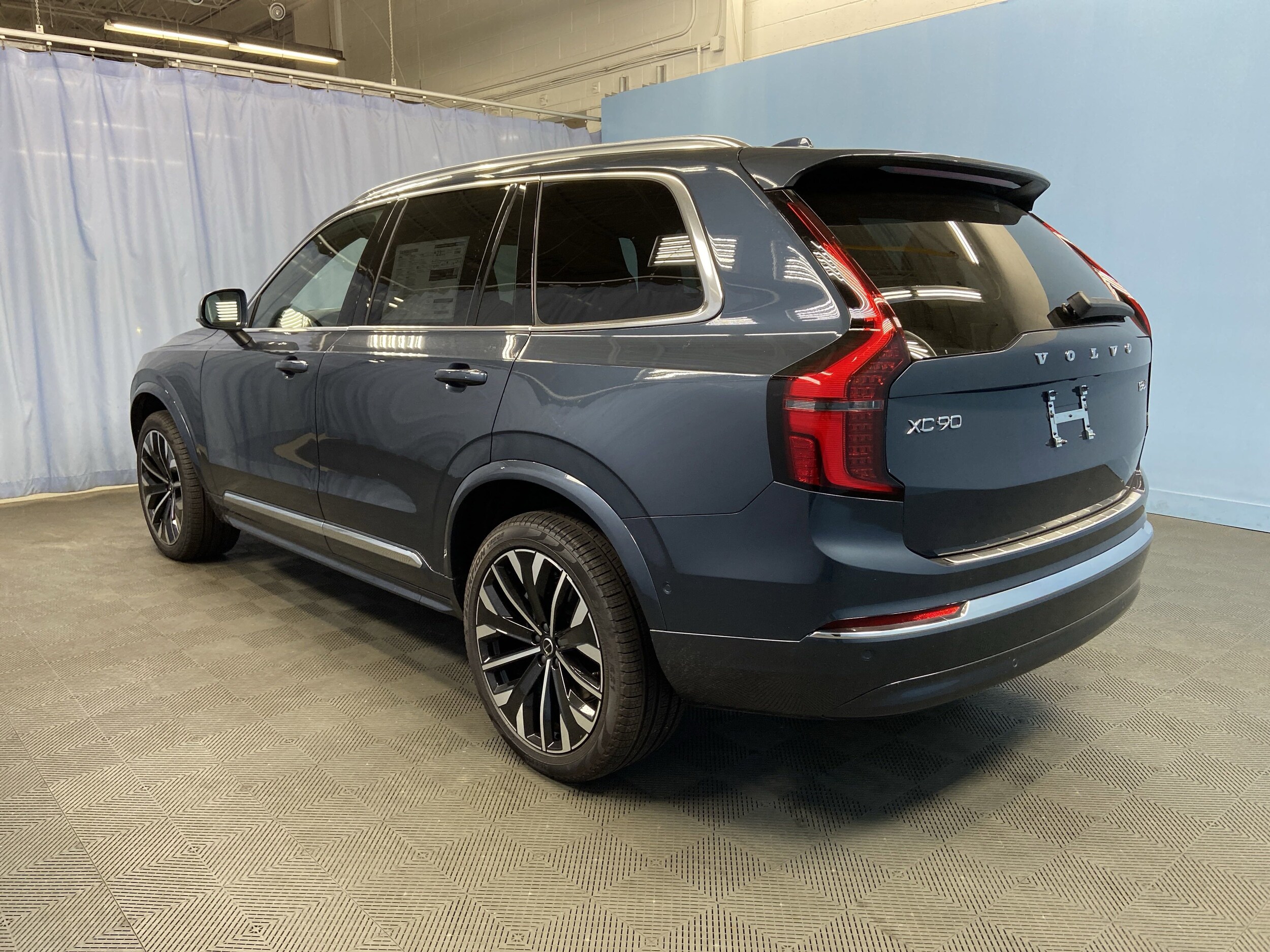 2026 Volvo XC90 Plus Black Edition photo 4