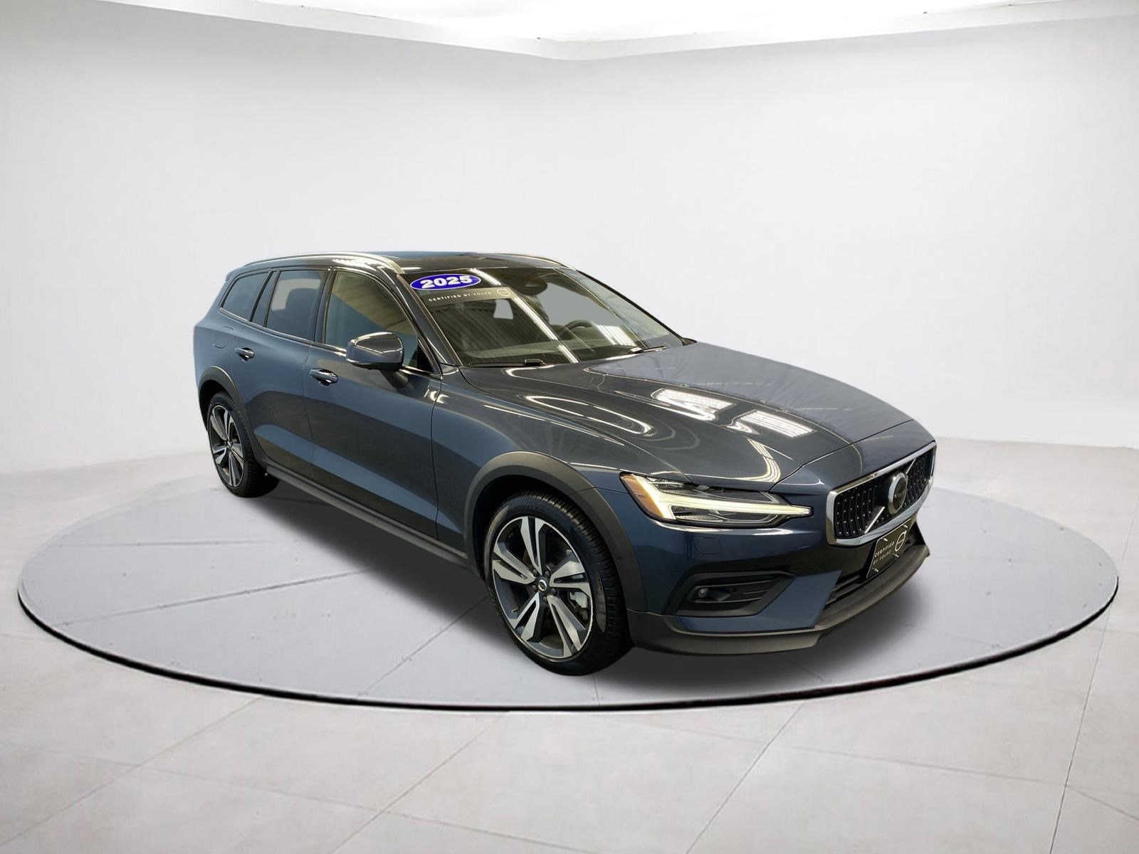 2025 Volvo V60 Cross Country Plus's photo