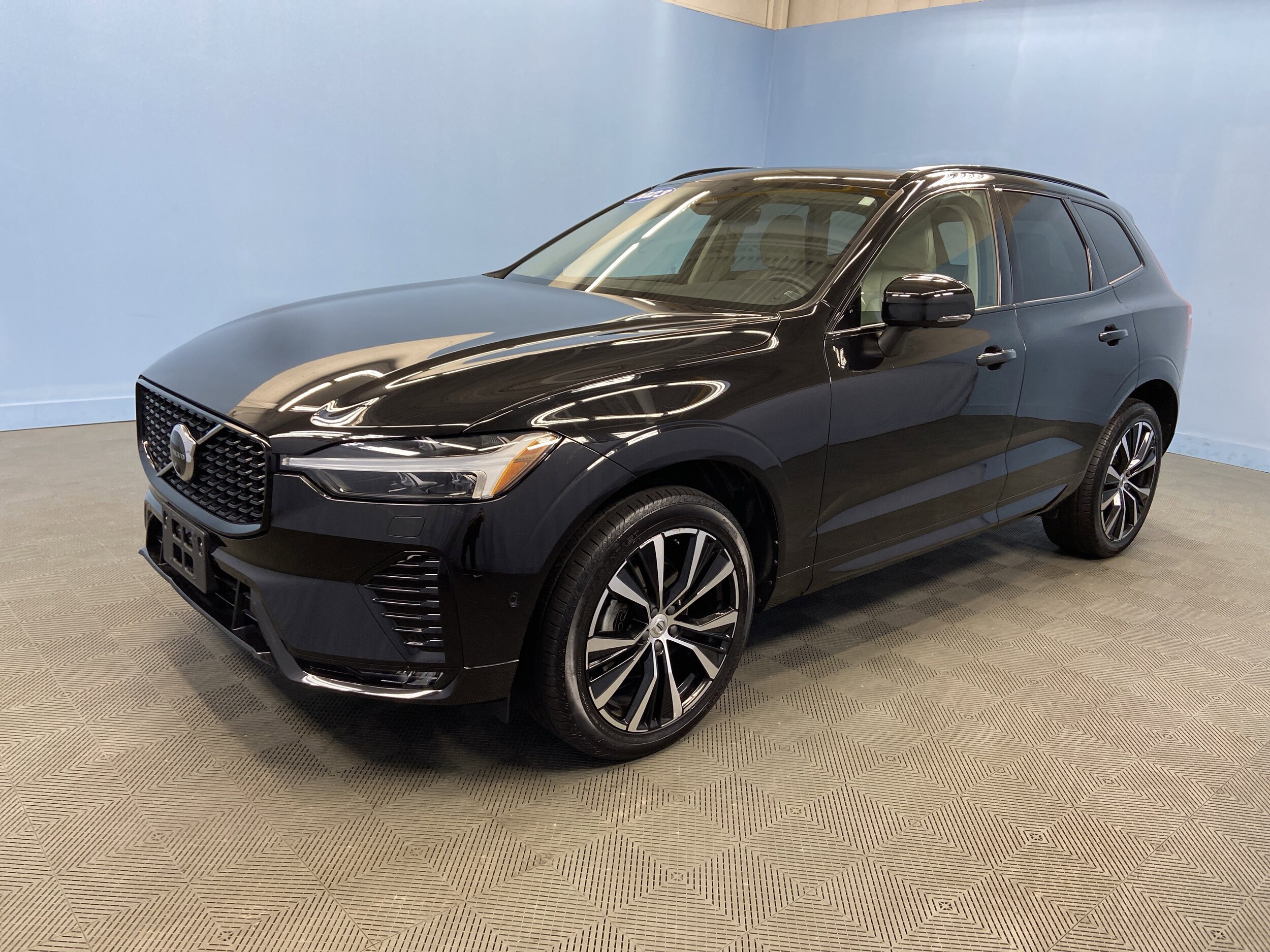 2023 Volvo XC60 Plus photo 3