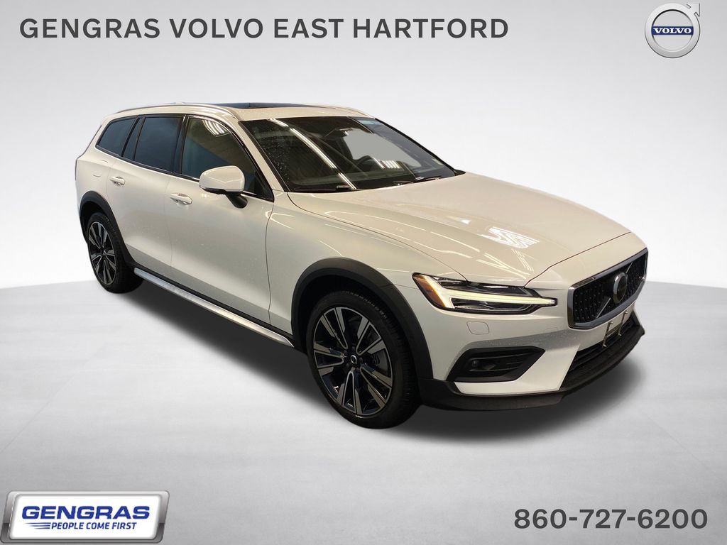 2026 Volvo V60 Cross Country B5 Ultra AWD's photo