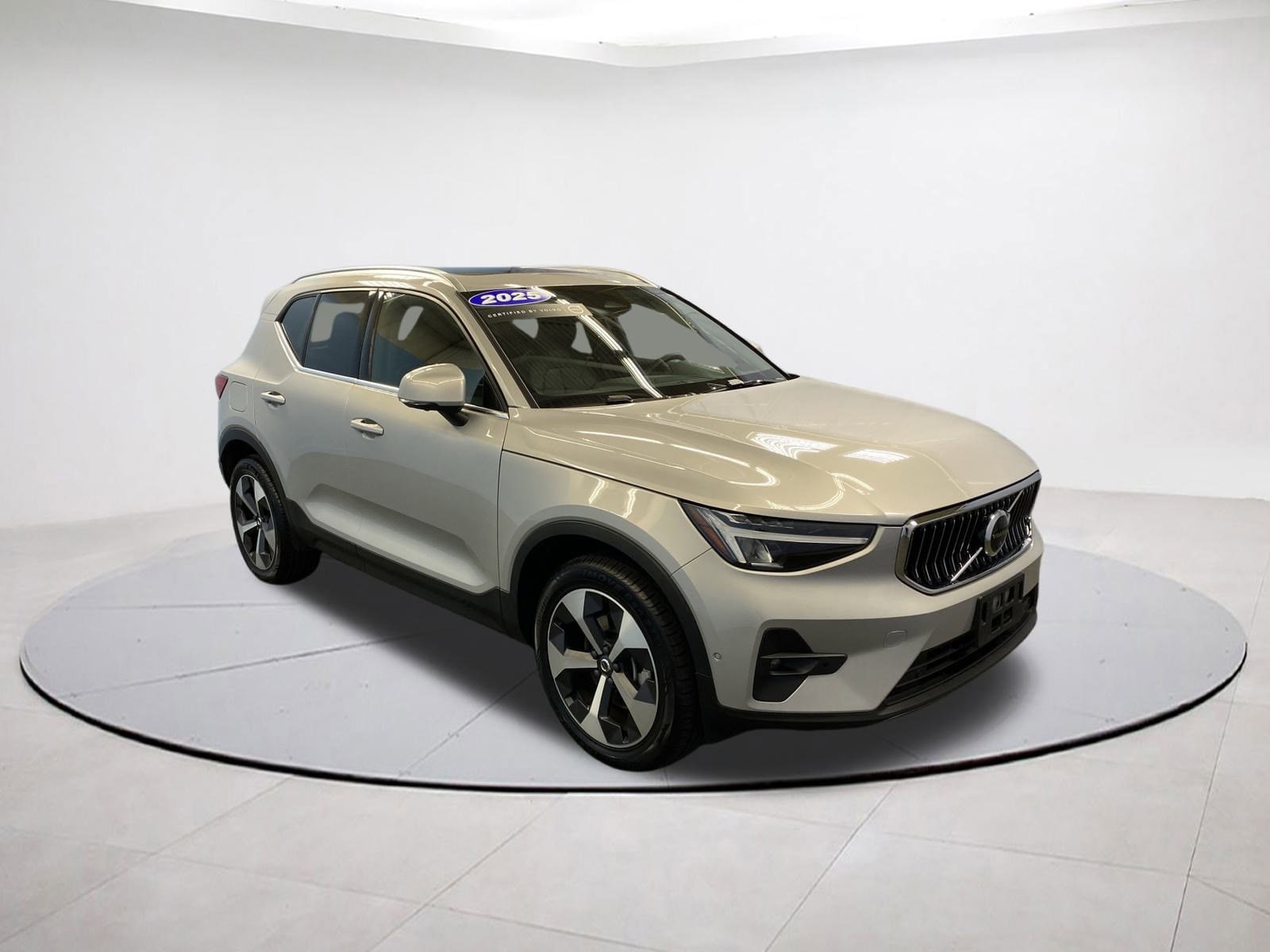 2025 Volvo XC40 SUV 